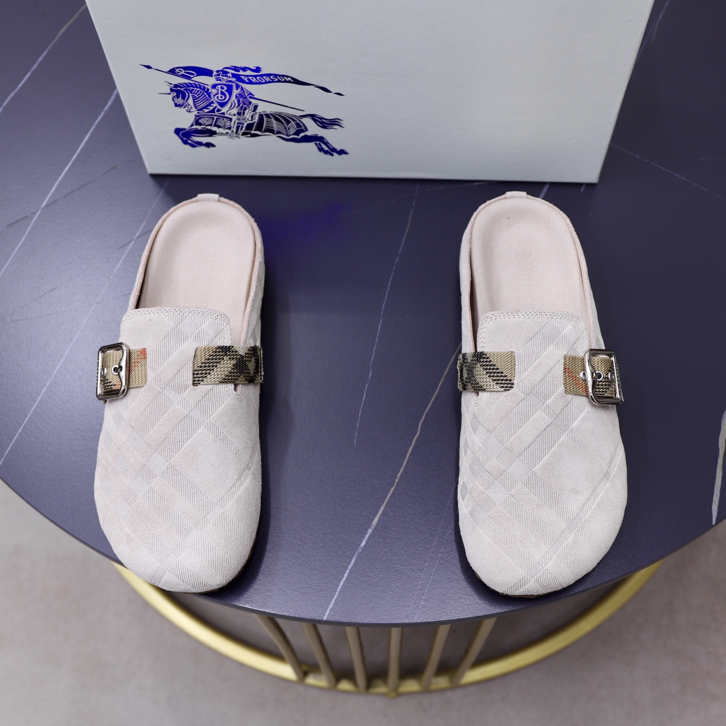 NO:349791,Men's casual semi-slippers - This sports upper is made of soft reverse velvet fabric, cowhide inner embossed with plaid pattern, paired with embossed two-color sole, with brand logo on it, with debugged B-shaped buckle belt, full of slackness. Size 38-46,,sneakers,slippers,cowhide19860909男士休闲半拖鞋 -此款运动鞋面采用柔软反绒皮面料,牛皮内里 融入格纹图案压花,搭配压纹双色鞋底,其上点缀品牌标识,设有可调试B字型扣环束带,松弛感拉满满. 码数38-46,,sneakers,slippers,cowhide,Men's shoes