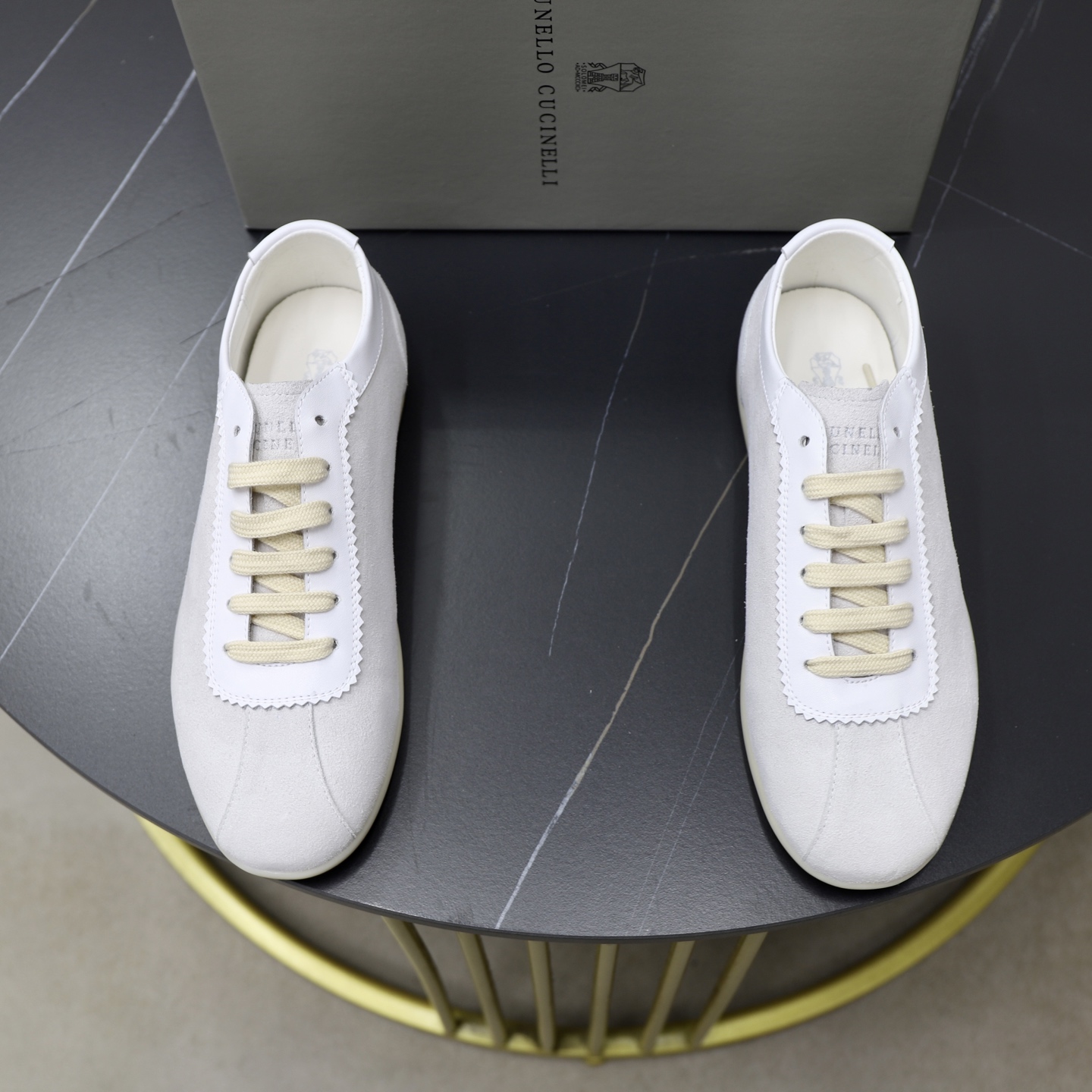 NO:349803,Brunello Cucinelli (BC) Washed Suede rubber sole shoes This sneaker is made of washed suede, contrasting matte calfskin decorates the lace and mouth of the shoe, made in exquisite craftsmanship in Dongguan, and the slender contours are blended with retro inspiration. The velvet textured upper presents subtle color changes, and is matched with a light rubber sole to bring a light and comfortable wearing experience. The calfskin inner and silver-label cowhide feet are light and comfortable to use!  With full set of original packaging!  Size 39-40-41-42-43-44 (45 customized) standard leather shoe size, brunello cucinelli, sneakers, cowhide19860909Brunello Cucinelli（BC）水洗绒面革胶底鞋 这款运动鞋采用水洗绒面革制成,撞色雾面小牛皮装饰鞋襟及鞋口,莞产精湛工艺制作,纤细修长的轮廓与复古灵感融合在一起.丝绒质感的鞋面呈现出微妙的色彩变化,搭配轻薄的橡胶鞋底,带来轻便舒适的穿着体验.小牛皮内里及银标牛皮垫脚,上脚轻便舒适透气！配全套原包装！ 码数39-40-41-42-43-44（45订做）标准皮鞋码,,brunello cucinelli,sneakers,cowhide,Men's shoes