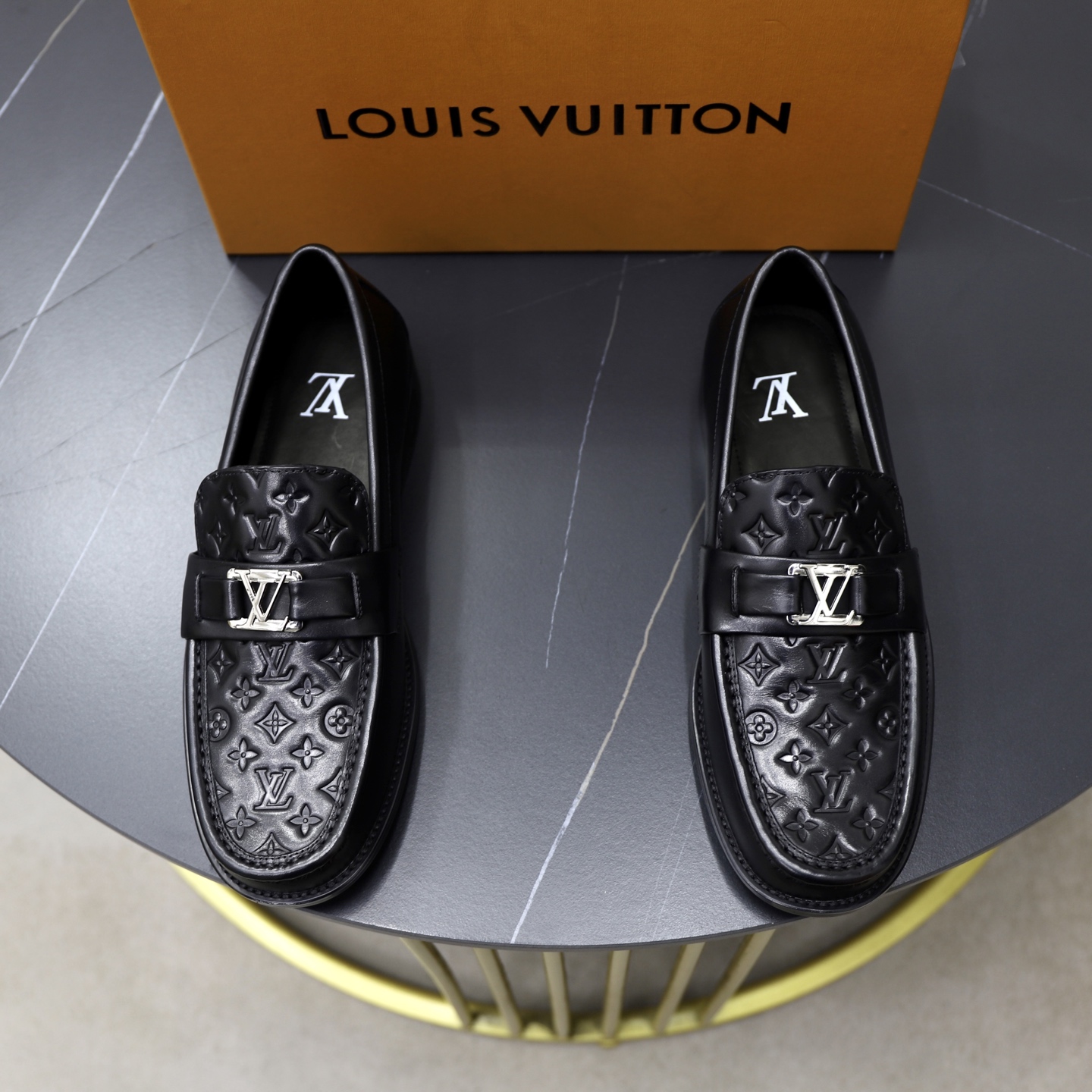 NO:350450,【LV】Louis Vuitton MAJOR Loafers, regular size 39-44 (38, 45, 46 can be customized) Classic small leather shoes!  goods!  [Original leather calfskin] [Not a normal material ready-made on the market!  】Top-level handicraft [Strong] Italy imported the raw leather calfskin (super texture and feel), imported specific calfskin inside, original rubber wear-resistant large sole!  !  Super ritual sense!  Gentlemanly style!  drawer shoe box, louis vuitton,louis vuitton,loafers,cowhide19860909【LV】路易威登MAJOR 乐福鞋 正码39一44（38、45、46可定做） 经典款小皮鞋型！货！【原版皮小牛皮】【并非市场现成材普通材料！】顶级手工艺[强]意大利全面进口原皮料小牛皮(超强质感、手感),内里进口特定小牛皮 原版橡胶耐磨大底！！超级仪式感！绅士风！抽屉式鞋盒,,louis vuitton,louis vuitton,loafers,cowhide,Men's shoes