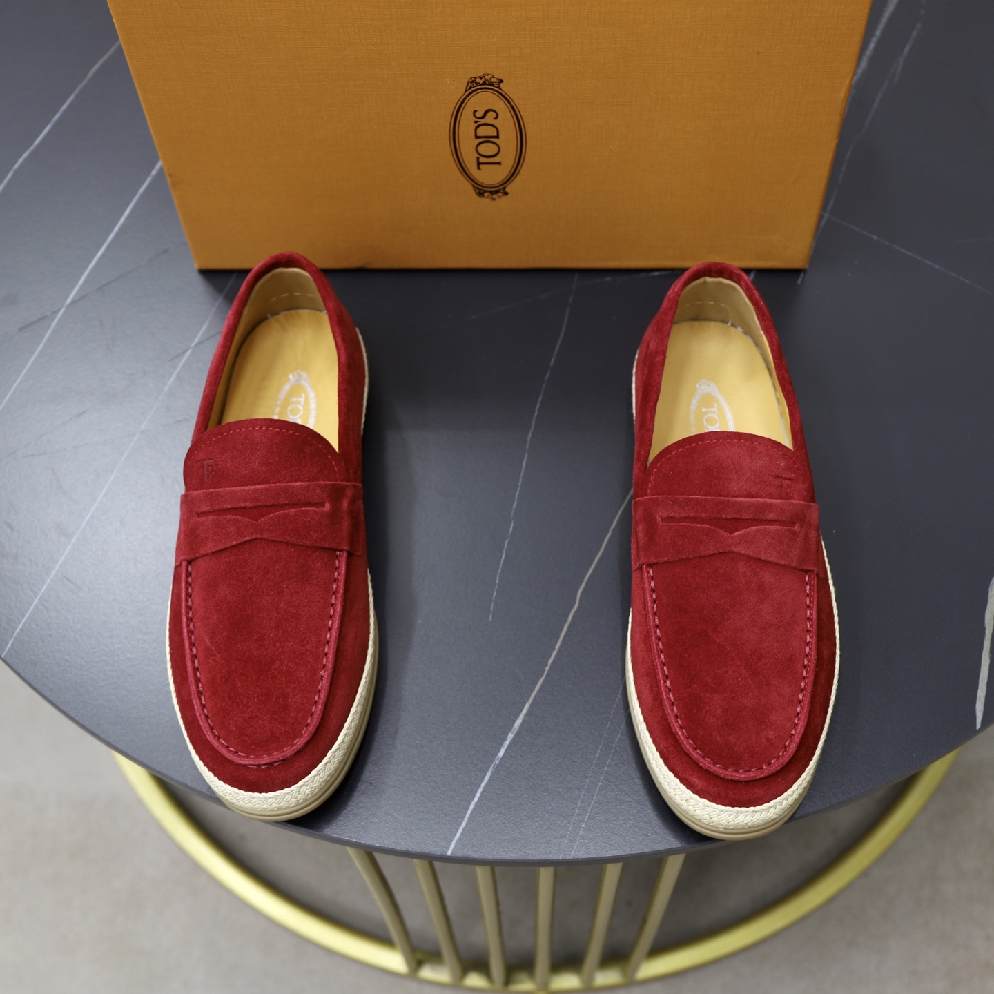 NO:353826,TODS Top Purchase Todds Street Fried Street Men's God's Feet Casual Shoes Series Counter is available at the same time for sale in the original configuration, imported Italian original cowhide fabric, classic layout, gentlemanly and generous, imported water dyed beef, original soles are specially supplied with original soles, super comfortable, original order goods, high quality, can enter and exit the counter at will, welcome to compare the counter synchronization, code number 39-44 (order 38 45),, Tod's, cowhide19860909TODS顶级代购 托德斯 炸街男神套脚休闲鞋系列专柜同步发售原厂配置,意大利进口原版牛皮面料,经典版面绅士大方,进口水染牛里 ,鞋底原厂特供原版底超级舒适,原厂跟单货 高品质,可随意进出专柜,欢迎对比专柜同步,码数 39-44（订 38 45）,,Tod's,cowhide,Men's shoes