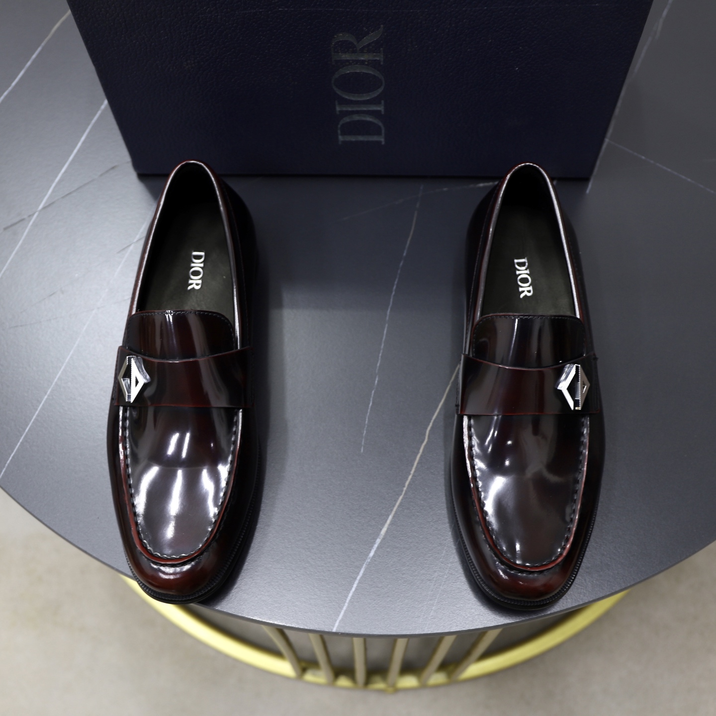 NO:357666,; CD home new product Dio* Granville leather shoes official price RMB 400 Made of open-edge beads and bright leather and calfskin This loafer is interpreted from formal shoes, showing a modern style. Black calfskin trim is blessed with exquisite hand-stitching The upper is decorated with a black matte finish metal Dio* Oblique logo, paired with the original rubber sole, with rubber bottoms on the soles and heels, enhancing the grip performance. The heel is engraved with the Dio* logo. Blake (inner seam) Craft Dio* logo low-top pull-out leather outsole can be matched with various seasonal outfits to create an elegant and classic look. The original packaging contains dust bags!  Standard counter number 39～44# (38.45. Custom made), dior, dior, loafers, cowhide19860909；CD家新品 迪-奥 Dio* Granville乐福鞋皮鞋官方售价 RMB,400 开边珠亮皮与小牛皮制成 这款乐福鞋从正装鞋履演绎而来,彰显摩登风范.黑色小牛皮饰边加持 精致手工缝线 鞋面饰以黑色调哑光饰面金属Dio* Oblique标志,搭配原版橡胶鞋底,鞋掌与后跟处饰以橡胶底片加持,增强抓地性能 鞋跟处镌刻以Dio*标志. 布雷克(内缝) 工艺 Dio* 标志低帮套穿式皮革外底 可与各季节装扮搭配,打造优雅经典的造型. 原包装发售内含防尘袋！ 标准专柜码数39～44#（38.45.定做）,,dior,dior,loafers,cowhide,Men's shoes