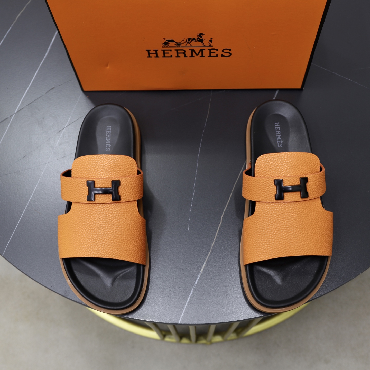 Sandales Hermès Homme en Cuir Taurillon Orange H avec Semelle Antidérapante
