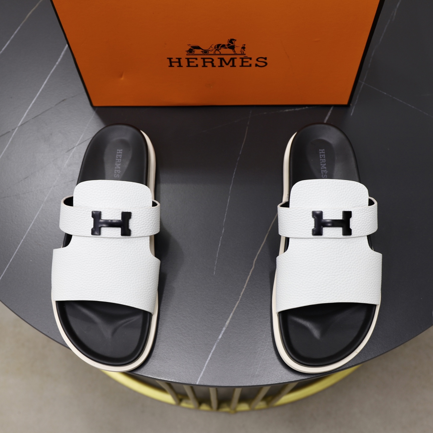 Elegantes Sandalias Hermes de Cuero para Hombre y Mujer - Comodidad y Estilo