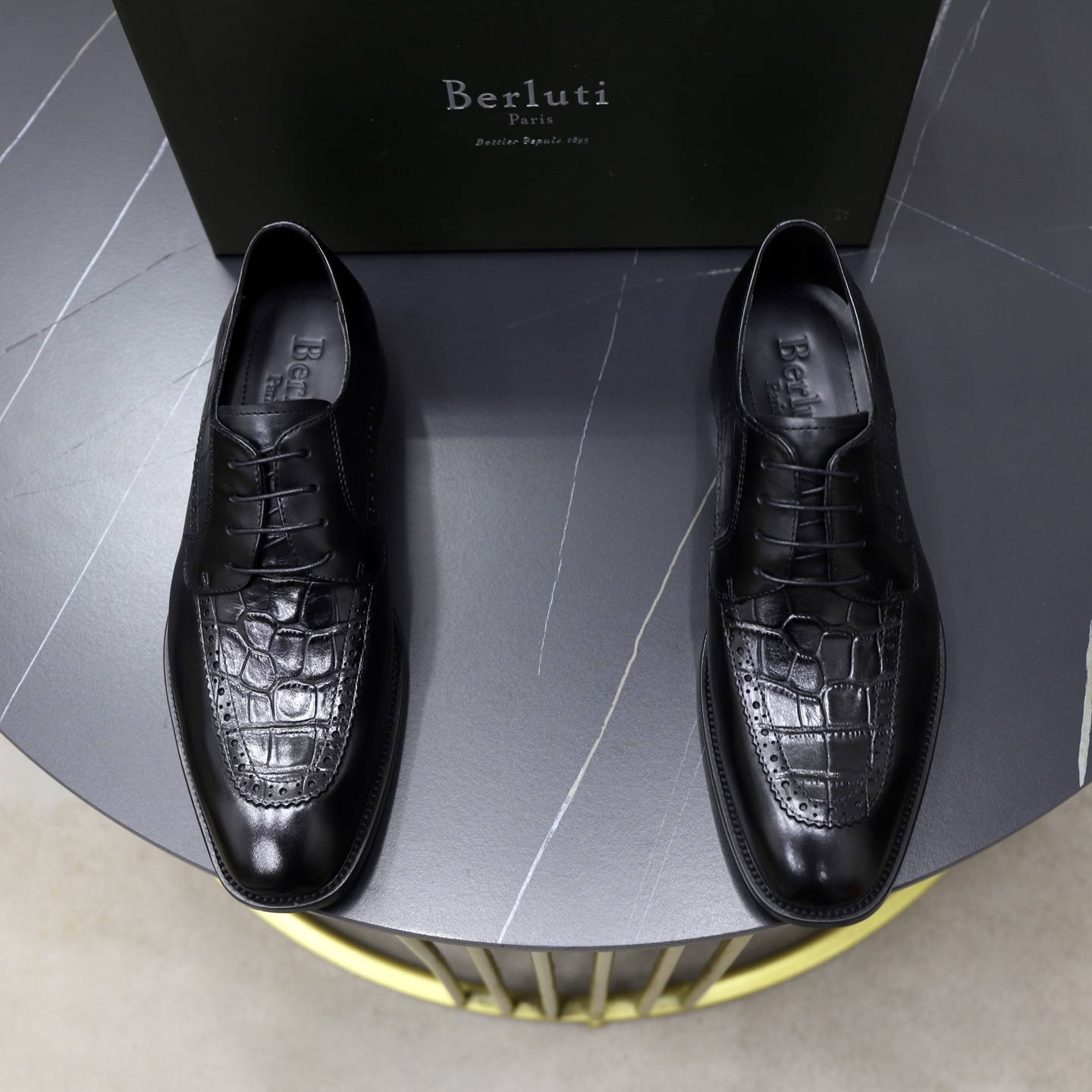 NO:346102,Burlut* genuine leather outsole men's formal shoes and leather shoes This lace-up light shoes are handmade from imported cowhide splicing. It is an historic iconic shoe, becoming the symbol of the Berlut* brand and the purest expression of its uncompromising style. It is imported cowhide hand-painted and pressed edge spliced ​​crocodile pattern cowhide wavy trim punched double-side pressed edges smooth lines inside black water dyed calfskin inside the foot feels skin-friendly and delicate Italian leather outsole enhances comfort Size39-44 (customized for 45), burberry, cowhide, Leather soles19860909Burlut* 布鲁提 真皮大底 男士正装鞋皮鞋  此款系带浅口鞋采用进口牛皮拼接手工制作而成 是一款具有历史意义的标志性鞋履,成为Berlut* 品牌的象征以及对其不妥协风格的最纯粹表达意大利进口牛皮手工擦色布洛克冲孔压边拼接鳄鱼纹牛皮造型 波浪形饰边 冲孔双侧压边走线流畅形线条内里黑色水染小牛皮里脚感亲肤细腻 意大利真皮大底 增强舒适度 Size39-44（45定做）,,burberry,cowhide,Leather soles,Men's shoes