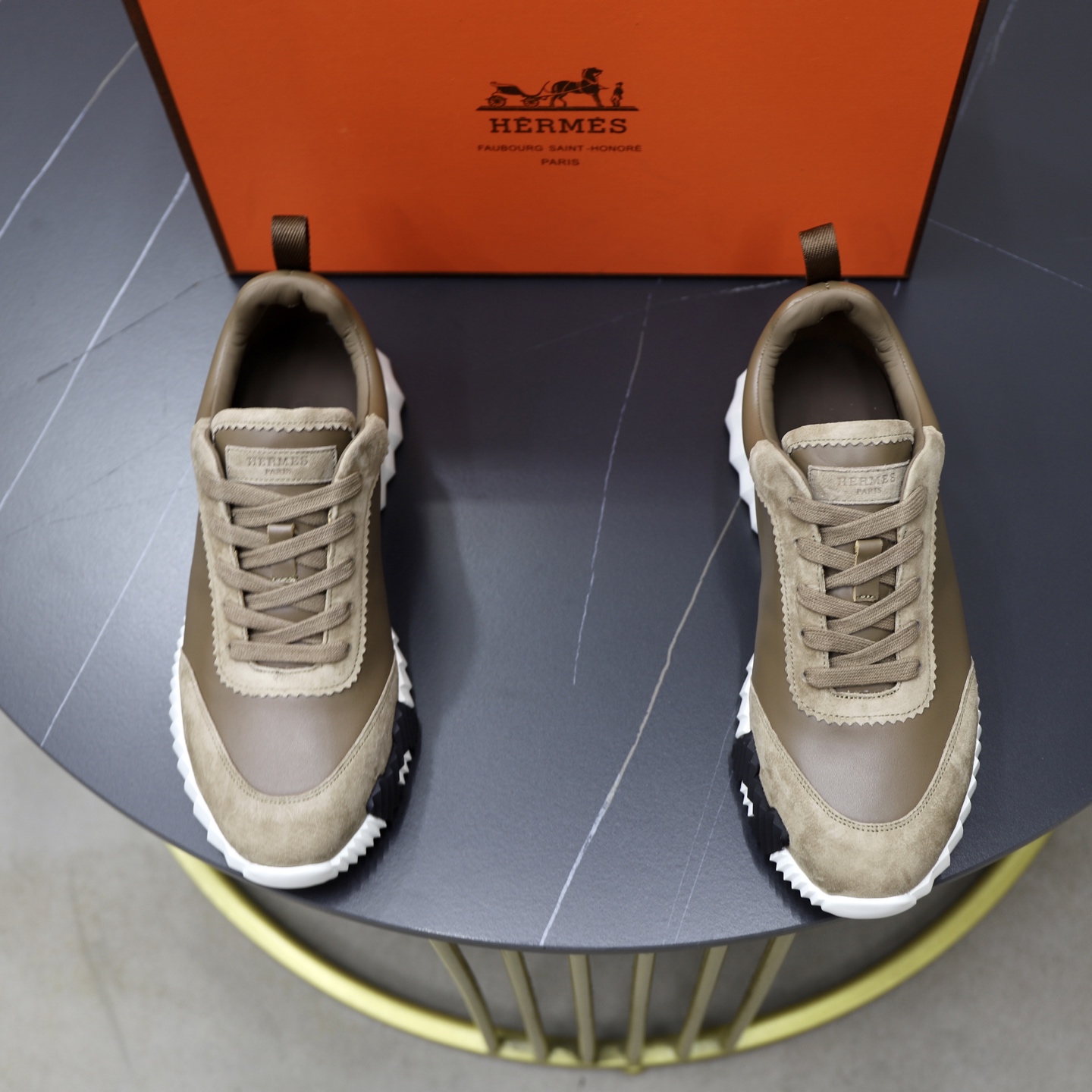 NO:532649,HERME*—Hermes. The counter is simultaneously released in a hot sale. The upper is imported cowhide/matched with original mesh fabric, exquisite workmanship (original calfskin inner lining) cowhide footbed. The sole is specially supplied with original ultra-light sole, real shot. Number of sizes 38-44. (45 can be customized),, hermes, hermes, cowhide19860909HERME*—爱马仕.专柜同步发售经典爆款热卖 鞋面采用进口牛皮/搭配原版网布 ,做工考究（原版小牛皮内里） 牛皮垫脚 鞋底原厂特供原版超轻大底,实物拍摄 码数38-44.（45可定做）,,hermes,hermes,cowhide,Men's shoes