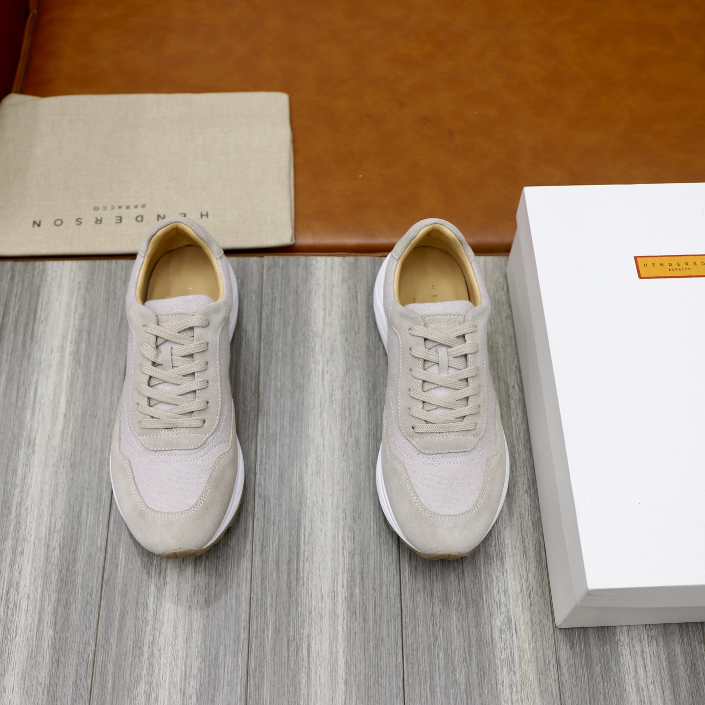 NO:347725,Henderson Italian brand casual sneakers, Henderson's shoes are not only comfortable, but also super versatile. Whether it is for workplace, date or casual travel, they can be perfectly adapted. Wearing it will not only relax your feet, but also enhance the overall look. Baby boys, if you are also looking for a pair of comfortable and beautiful shoes, Henderson is definitely worth a try!  Go and try it, believe me, you will be deeply impressed by its comfort!  This sports upper is made of high mercerized water-washed fur imported from Italy and pressed cowhide imported from Italy, and is paired with ultra-light, high elasticity and environmentally friendly natural rubber TPU sole. size39-44,,sneakers,cowhide19860909Henderson意大利品牌休闲运动鞋,Henderson的鞋履不仅舒适,还超级百搭.无论是职场、约会还是休闲出行,都能完美适配.穿上它,不仅能让你的脚部得到放松,还能提升整体造型感. 宝子们,如果你也在寻找一双既舒适又好看的鞋子,Henderson绝对值得一试！快去试试吧,相信我,你会被它的舒适度深深折服的！此款运动鞋面料采用意大利进口高丝光水洗翻毛皮和意大利进口压摔牛皮,搭配超轻、高弹、环保的天然橡胶TPU鞋底. size39-44,,sneakers,cowhide,Men's shoes