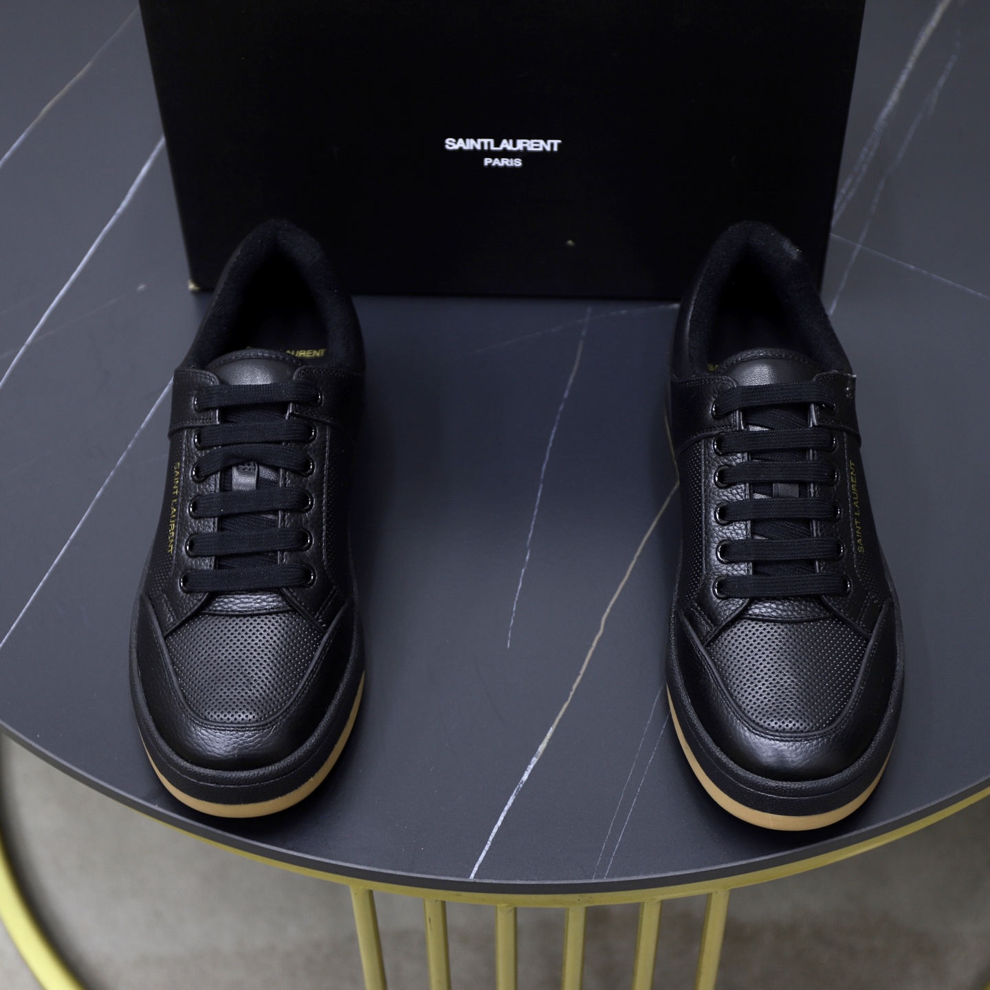 NO:348945,【SAINT LAURENT】Saint Laurent - High-end quality Original single casual sports shoes - Upper Napa calfskin punching technology, silver cowhide, shoe body. Heel silk screen brand logo - inner terry cloth, footbed; water dye cowhide - outsole ultra-light TPR. Rubber; Two-color molded outsole - ultra-high quality control, fine workmanship highlighted (high-end, noble, grade) -Size 38-44 (45 can be customized),,saint laurent,saint laurent,cowhide19860909【SAINT LAURENT】圣罗兰 -高端品质 原单休闲运动板鞋 -鞋面纳帕小牛皮打孔工艺、银色牛皮、鞋身.后跟丝印品牌logo -内里毛巾布里,垫脚；水染牛皮 -大底超轻TPR.橡胶; 双色成型大底 -超高品控·做工精细凸显(高端·贵气·档次) -Size 38-44（45可订做),,saint laurent,saint laurent,cowhide,Men's shoes