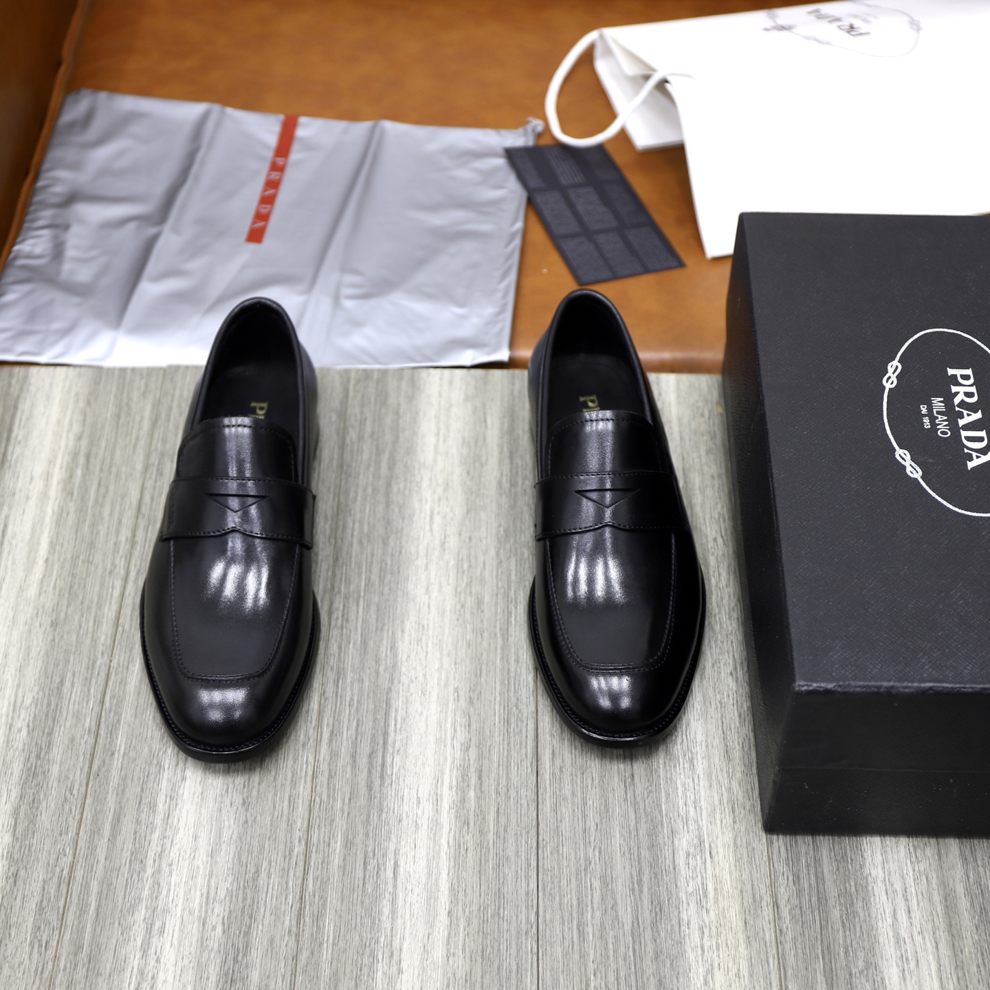 NO:350652,PHS channel quality Prad*/Prada New formal shoes Saffiano series men's leather loafers are made of imported calfskin / open beads with bright leather texture and shiny, full of charming charm of modern style. Built with imported calfskin in the inner, skin-friendly and comfortable, equipped with genuine leather edge structure. Italian leather outsole and wear-resistant non-slip rubber patch heel strap is decorated with classic logo logo badge to show exquisite style. The gentleman British style is perfectly displayed. The workmanship and materials are excellent choices. Those who pursue the quality of the counter are here!  Standard leather shoes size 39～44# (custom made in 38.45.46) batch, prada, prada, loafers, cowhide, Leather soles19860909P家 渠道精品 Prad*/普拉-达 新款正装鞋 Saffiano系列男士皮革乐福鞋 采用进口小牛皮 /开边珠亮皮质感细腻有光泽 充满现代格调的迷人魅力 内里进口小牛皮打造 亲肤细腻舒适 配有真皮沿条结构 意大利真皮大底加耐磨防滑橡胶贴片鞋跟饰带以经典的徽标logo徽章装饰 彰显精美风格 绅士英伦范完美展现 做工及材质都是上乘之选 追求专柜品质的来！ 标准皮鞋码数39～44#（38.45.46定做） 批,,prada,prada,loafers,cowhide,Leather soles,Men's shoes