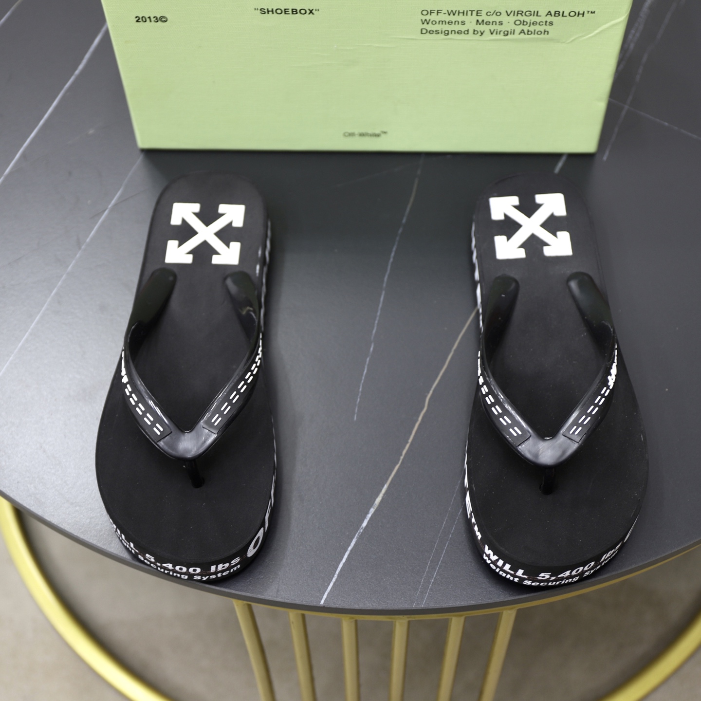 NO:350343,:♂♂♂ Brand off Size 38–44 (45 customized) Grade counter Original list Material original upper Wear-resistant Lightweight and comfortable outsole Style category Summer slippers Young and fashionable Feet comfortable Multi-color available, Off white, slippers19860909:♂♂♂ 品牌off 码数38–44（45定制） 等级专柜 原单 材料原版鞋面 耐磨轻便舒适大底 款式类别夏季款拖鞋 年轻时尚 脚感舒适 颜色多色可选,,off white,slippers,Men's shoes