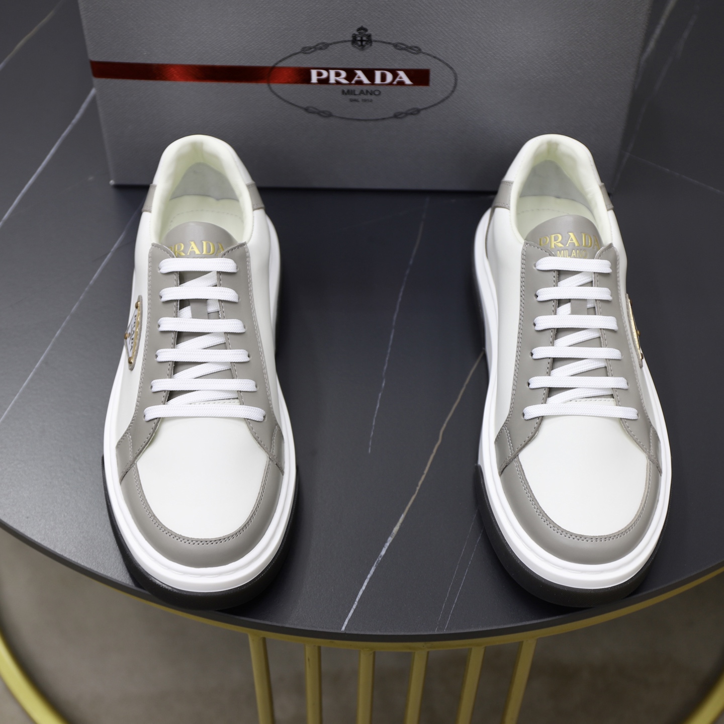 NO:664144,Top original brand PRADA (Prada) Standard size men's size 38/44 (45 can be customized) Same grade as the official website Material original cowhide splicing imported cowhide lining Original combination two-color wear-resistant soft outsole Style category casual sports version Young fashion European and American trend British style Color actual picture color, prada, prada, cowhide19860909顶级原单 品牌PRADA（普拉达） 标准码男码38/44（45可以定做） 等级官网同款 材料原版牛皮拼接进口 牛皮内里 原版组合双色耐磨柔软大底 款式类别休闲运动版 年轻时尚 欧美潮流 英伦风格 颜色实物图片色,,prada,prada,cowhide,Men's shoes