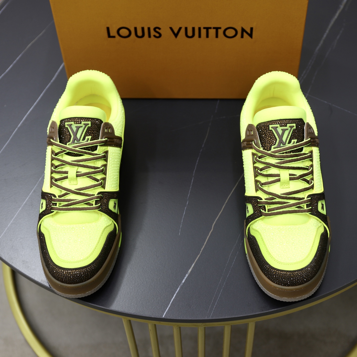 NO:353452,New LV TRAINER couple sneakers, diamond and diamond style shipment, Louis Vuitton men's art director Virgil Abloh takes inspiration for basketball shoes to create this LV Trainer sneakers. The crystal inlay inlay presents a colorful effect, with white diamond patterns matching VS red diamond patterns matching two gorgeous colors available. The tongue LV diamond spelling logo badge is gorgeous and noble. Monogram flowers bloom on rubber outsole. Standard rubber outsole is decorated with LV letters on the sides. The outsole is decorated with Monogram floral patterns. The trend is full of elegance and nobleness!  Couple models 35-45, louis vuitton, louis vuitton, sneakers19860909LV TRAINER情侣款运动鞋新款 钻钻款出货  路易威登男装艺术总监 Virgil Abloh 向篮球鞋采撷灵感,打造此款 LV Trainer 运动鞋.莹泽水晶嵌饰呈现炫彩效果, 白色钻纹搭配 VS红色钻纹搭配两种绚丽效果色泽可选 鞋舌LV钻拼字母logo徽章 华丽且尊贵 Monogram 花卉绽放于橡胶外底.标配橡胶外底 侧面饰有 LV 字母 外底饰有 Monogram 花卉图案 潮流尽显 典雅贵气！ 情侣款35-45,,louis vuitton,louis vuitton,sneakers,Men's shoes
