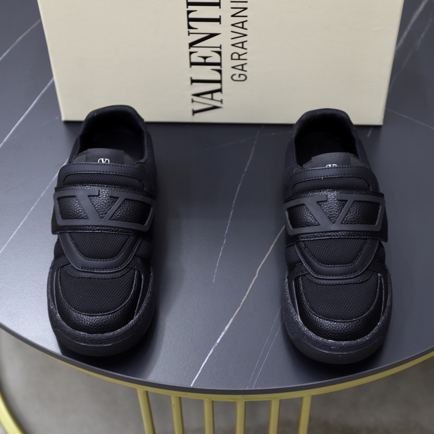 NO:355804,VLTN Warren Couple Model 2025 new couple sneakers are on sale. The original ZP is being purchased and disassembled. Repeated version and modification. The force must be restored one to one!  Top luxury masterpiece Velcro design Soft and comfortable imported calfskin bring excellent elegant texture and excellent comfort on the feet Top purchasing version upper imported calfskin surface/original oil edge craftsmanship Inner lining water dye cowhide Outsole original development Two-color combination outsole packaging Original configuration full package Number 35-46, valentino, sneakers, cowhide19860909VLTN华伦 情侣款 2025新款情侣运动鞋 火爆发售. 原版ZP入购拆解. 反复打版调改. 力要一比一还原！顶级奢华力作 魔术贴设计 柔软舒适的进口小牛皮 带来卓越优雅的质感 与极佳的上脚舒适感 顶级代购版本鞋面进口小牛皮面/原版油边工艺 内里水染牛皮内里 大底原版开发双色组合大底包装原版配置全套包装 码数35-46,,valentino,sneakers,cowhide,Men's shoes