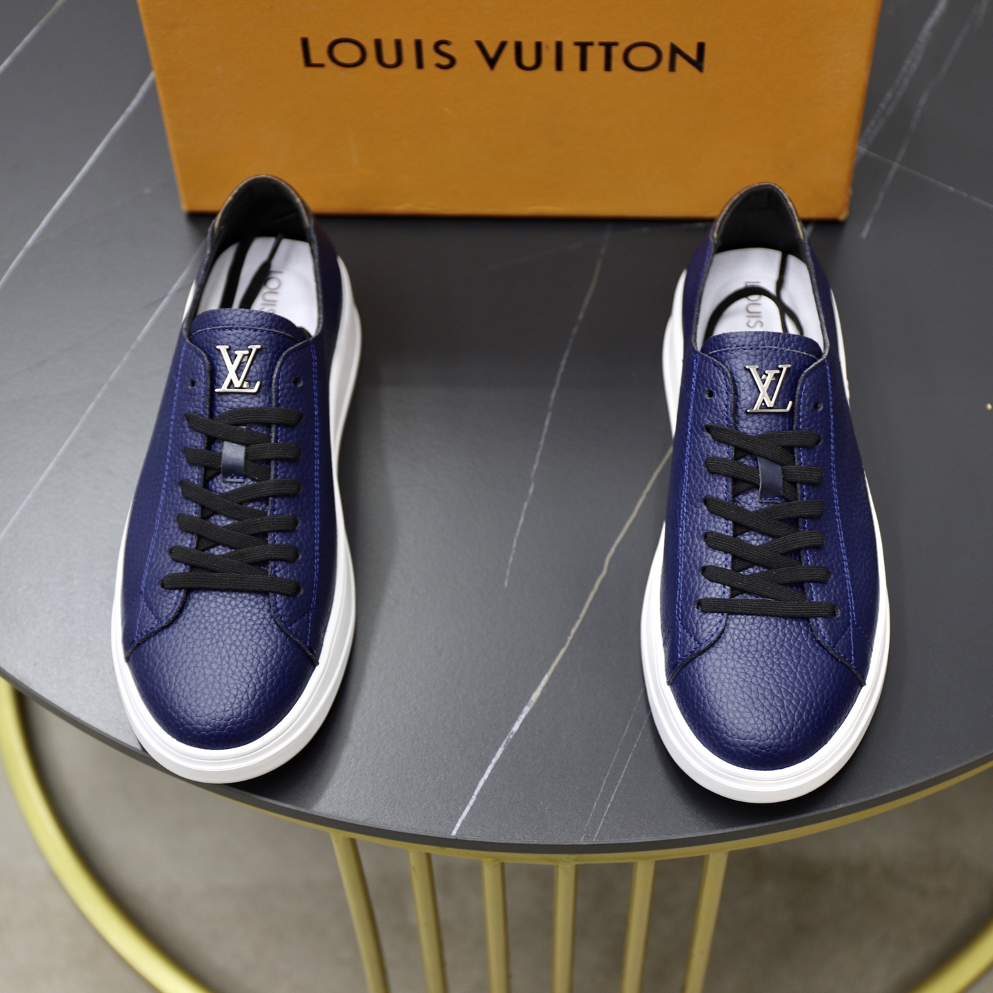 NO:357340,Brand [LOUIS VUITTON] LV. Louis Vuitton Material Original factory cowhide surface Original plate outsole Comfortable pig skin inner style type Casual sports Board shoes Grade counter quality Top original list Color real picture color Number 38–44 (45 customization),,louis vuitton,louis vuitton,louis vuitton,cowhide19860909品牌【LOUIS VUITTON】LV.路易威登 材质 原工厂牛皮面 原板大底 舒适猪皮内里 款式类型休闲运动 板鞋 等级专柜品质 顶级原单 颜色实物图片色 码数38–44（45定制）,,louis vuitton,louis vuitton,louis vuitton,cowhide,Men's shoes