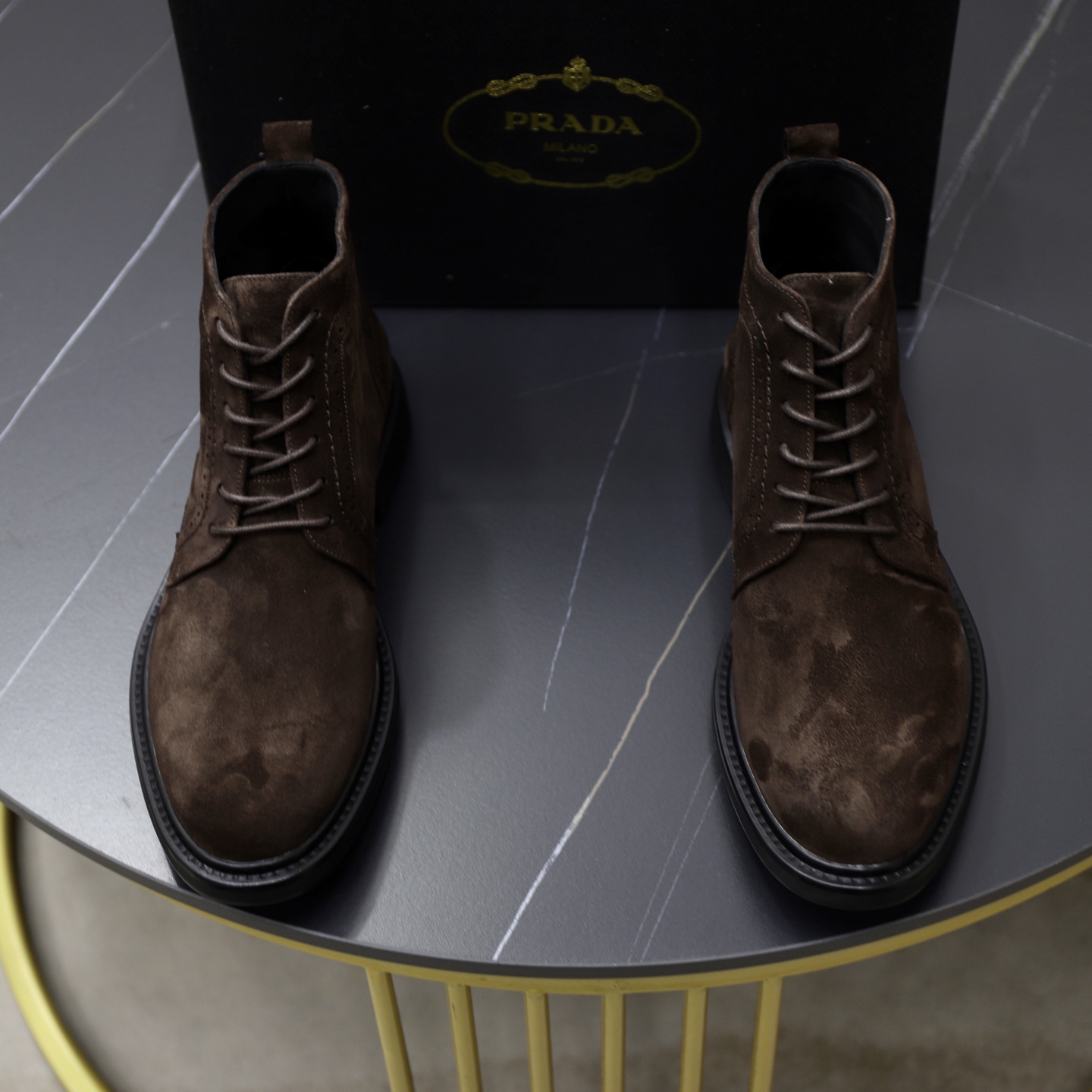 NO:348961,Prada New Saffiano Leather Chelsea Boots Official Show Final Style Use a tapered silhouette to show exquisite and fashionable, full of modern atmosphere Selected advantages of calfskin, super soft and delicate, inner body dyed calfskin, standard P home footbed, leather sole, front foot with non-slip Vibraw, rubber. Extremely comfortable, highly recommended, British thin sole, handsome style, exclusive killer for men's god, standard quality for men's shoe cabinet, equipped with original box packaging, one size larger, number of 38~44 (45 customized),, prada, boots, cowhide19860909普拉达 新品Saffiano皮革切尔西短靴 官方秀场压轴款式 采用锥形廓形 尽显精致时尚,现代气息十足 精选优势摔纹小牛皮 超软细腻 内里本染小牛皮 标配P家垫脚 皮质鞋底前掌带防滑Vibraw 橡胶.舒适度极好 强烈推荐 偏英伦薄底帅气版型 男神专属杀器 男人鞋柜标配精品 配原盒包装 偏大一码 码数38～44（45订做）,,prada,boots,cowhide,Men's shoes