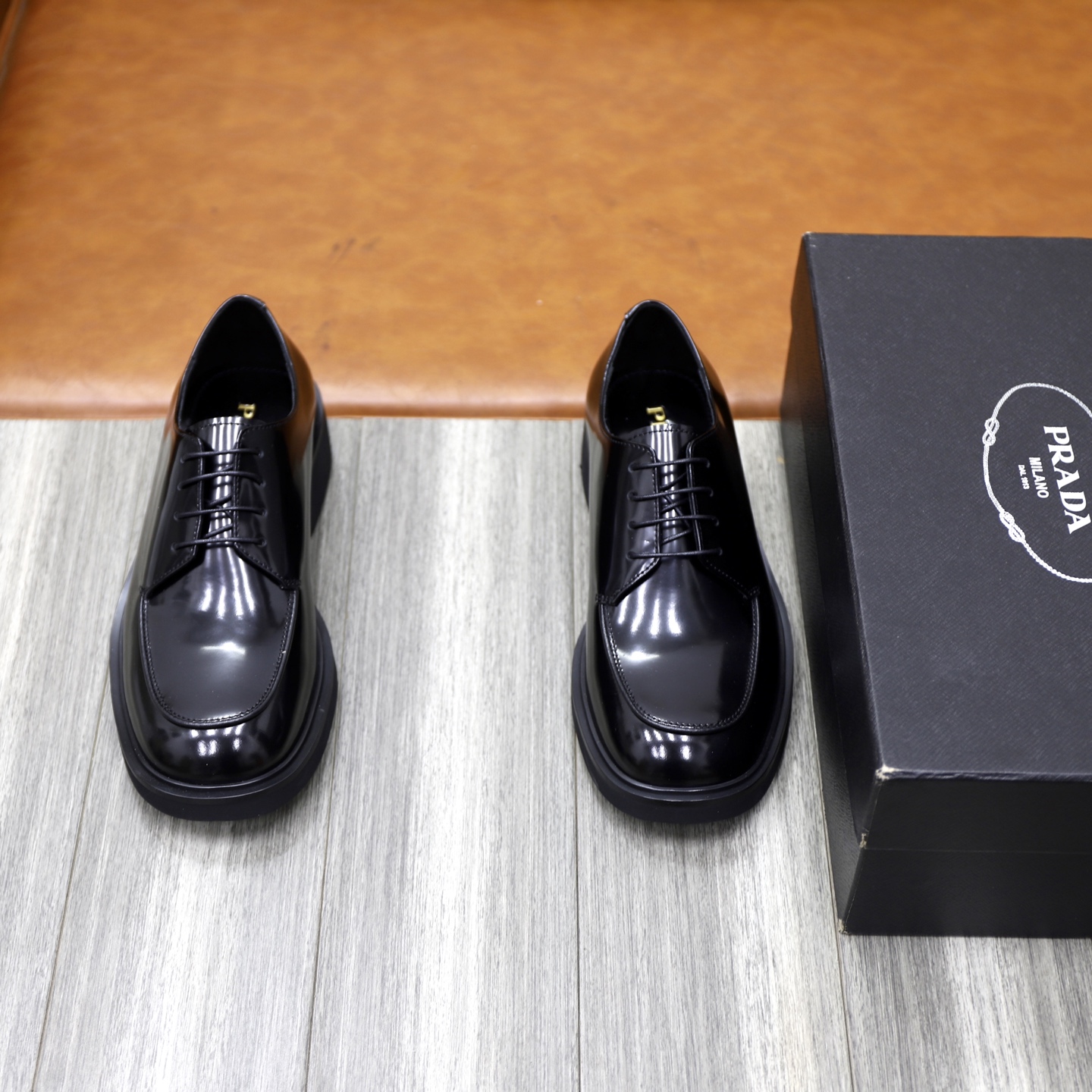 NO:348910,Prad*'s high-end classic men's loafers meet new sense of quantity and exquisite details, presenting a new design. It uses imported beaded cowhide leather material, decorated with triangle logos, grip stitching, and rubber soles with unique notch details. This item has a retro design style and presents a mix and match style. The retro upper presents square lines, contrasting with the modern thick sole, combining different silhouettes and traditional design elements. The triangle logo and glossy leather add an iconic feature to the shoes. Glossy leather is a classic brand material, and it has been baptized by time and still has the glory. Size39-44,,prada,loafers,cowhide19860909Prad*家高端经典男士乐福鞋,邂逅崭新量感与精致细节,呈现焕新设计.采用进口开边珠牛皮材质,装点三角形徽标、贴边缝线,橡胶鞋底搭配别致凹口细节.这款单品具有复古设计风格,呈现混搭格调.复古鞋面呈现方正线条,与充满现代感的粗壮厚底形成对比,将不同廓形和传统设计元素兼收融合.三角形徽标和亮面皮革,为鞋履平添标志性特色.亮面皮革是品牌经典材质,历经时光洗礼,光彩依旧. Size39-44,,prada,loafers,cowhide,Men's shoes