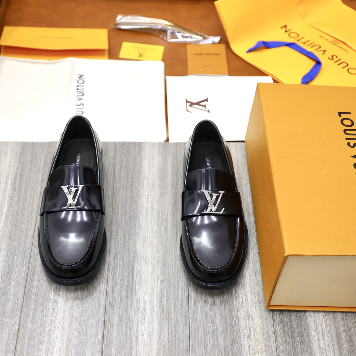 NO:348935,LV Louis Vuitton, one-foot loafers, top-notch products from Dongguan, available in stock!  This LV Glove loafer is made of selected soft cowhide leather, with a slightly wrinkled texture and a very high-end texture. Each pair is unique. The leather surface is light, soft, soft and glutinous, with a delicate texture and good luster. Classic loafer style, exquisite handmade mark stitching technology toe, highlighting the classic style with square toe configuration. Horizontal decorative strips are hot stamped with LV three-dimensional letters, semi-solid handcraft and leather outsole, and rubber heels create wear resistance and comfort experience. One of the must-have loafers for men!  With full set of original packaging!  Size 38-39-40-41-42-43-44 (38, 45, 46 customized) standard leather shoe size, louis vuitton, louis vuitton, loafers, cowhide, Leather soles19860909LV 路易威登 一脚蹬乐福鞋 莞产顶级精品,现货发售！ 这款LV Glove 乐福鞋采用精选柔软牛皮制成,肌理感微皱皮面,很高级的纹理感,每一双都是独一无二的存在,皮面轻软柔糯,质感细腻光泽好,经典乐福鞋款式,鞋头精致手工马克缝线工艺,以方头构型彰显经典格调.横饰带烫印LV立体字母,半固体手工工艺和真皮大底,后跟橡胶贴片营造耐磨性能和舒适体验.男士必备乐福鞋之一！配全套原包装！ 码数38-39-40-41-42-43-44（38、45、46订做）标准皮鞋码,,louis vuitton,louis vuitton,loafers,cowhide,Leather soles,Men's shoes