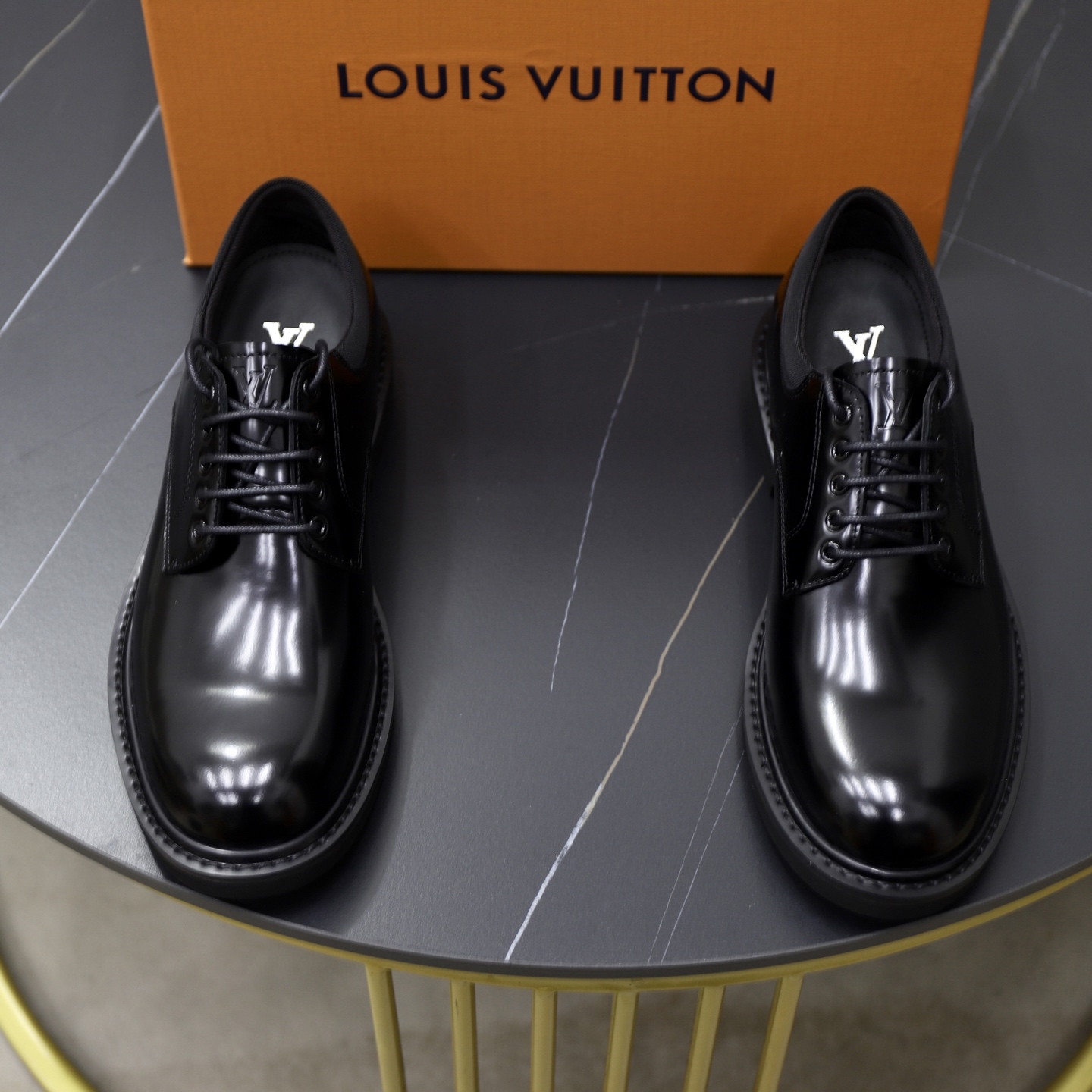 NO:349992,Top original list [LV] Louis Vuitton, regular size 39-44 (38 and 45 can be customized) Classic small leather shoes!  goods!  [Original leather calfskin] [Not a normal material ready-made on the market!  】Top-level handicraft [Strong] Italy imported the raw leather calfskin (super texture and feel), imported specific calfskin inside, original rubber wear-resistant large sole!  !  Super ritual sense!  Gentlemanly style!  drawer shoe box, louis vuitton,louis vuitton,cowhide19860909顶级原单【LV】路易威登 正码39一44（38、45可定做） 经典款小皮鞋型！货！【原版皮小牛皮】【并非市场现成材普通材料！】顶级手工艺[强]意大利全面进口原皮料小牛皮(超强质感、手感),内里进口特定小牛皮 原版橡胶耐磨大底！！超级仪式感！绅士风！抽屉式鞋盒,,louis vuitton,louis vuitton,cowhide,Men's shoes