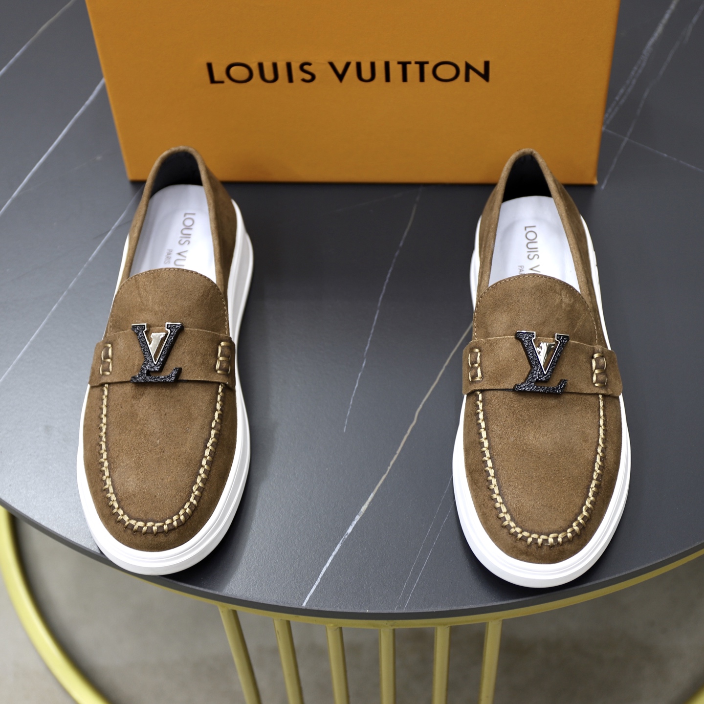 NO:556501,Brand [LOUIS VUITTON] LV. Louis Vuitton Material Original factory cowhide surface Original plate outsole Comfortable pigskin lining Style type casual sports sneakers Level counter quality Top original order Color actual picture color Code number 38–44 (45 customized),, louis vuitton, louis vuitton, louis vuitton, cowhide19860909品牌【LOUIS VUITTON】LV.路易威登 材质 原工厂牛皮面 原板大底 舒适猪皮内里 款式类型休闲运动 板鞋 等级专柜品质 顶级原单 颜色实物图片色 码数38–44（45定制）,,louis vuitton,louis vuitton,louis vuitton,cowhide,Men's shoes