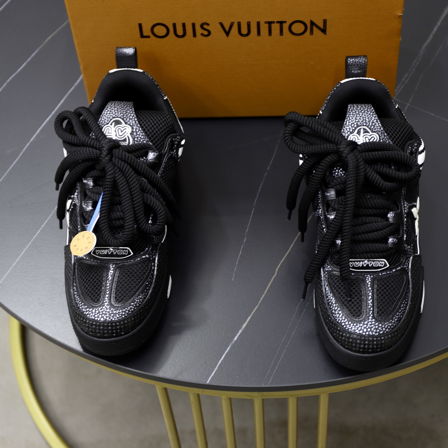 NO:354060,LV couple Louis Vuitton TRAINER sneakers classic Louis Vuitton Men's Art Director Virgil Abloh picks inspiration to create this LV Trainer sneakers. The illuminated crystal inlay presents a colorful effect. VS is paired with two gorgeous effect colors. The tongue LV letter logo badge is gorgeous and noble. The side is decorated with LV letters and the outsole is decorated with Monogram floral patterns. The trend is full of elegance and nobleness!  Men and women models 35-46, louis vuitton, louis vuitton, sneakers19860909LV 情侣路易威登TRAINER运动鞋经典款 路易威登男装艺术总监 Virgil Abloh 采撷灵感,打造此款 LV Trainer 运动鞋.莹泽水晶嵌饰呈现炫彩效果搭配 VS搭配两种绚丽效果色泽可选 鞋舌LV字母logo徽章 华丽且尊贵 侧面饰有 LV 字母 外底饰有 Monogram 花卉图案 潮流尽显 典雅贵气！男女款35-46,,louis vuitton,louis vuitton,sneakers,Men's shoes