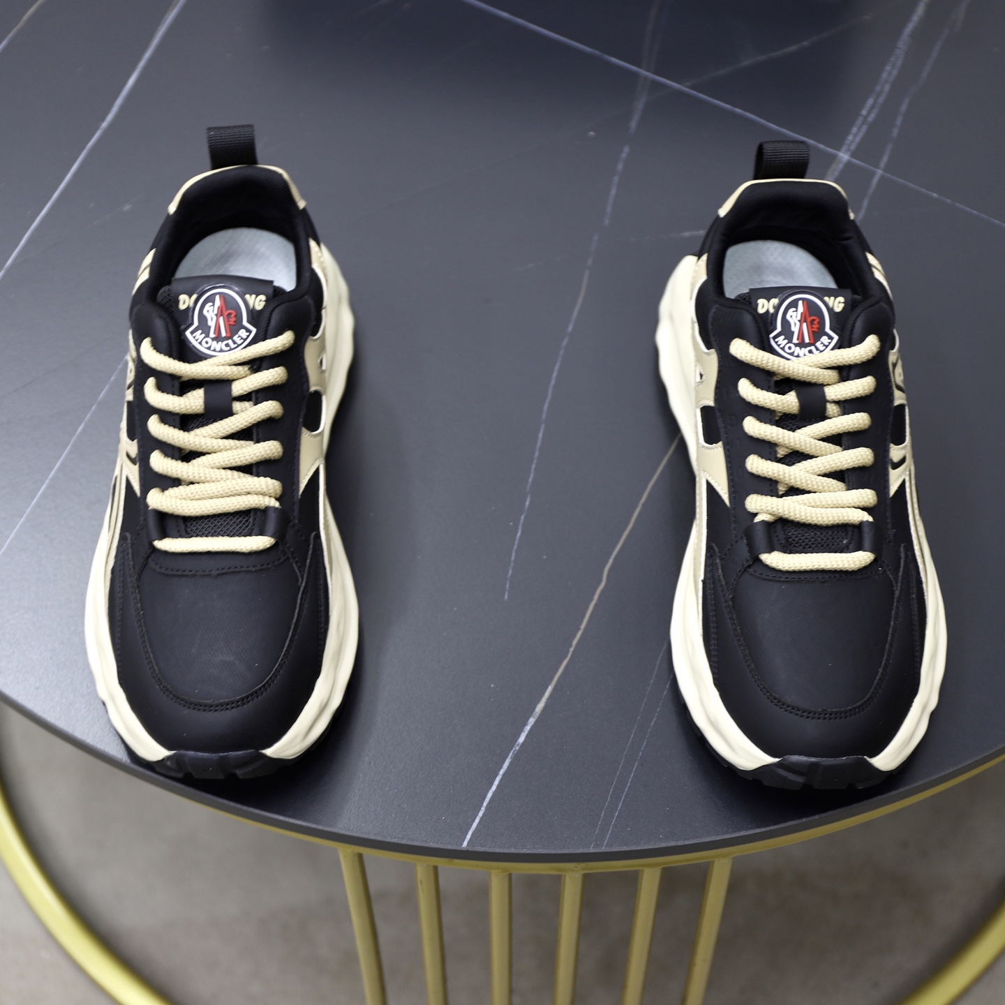 NO:355460,The latest on-the-list, imported original materials, high-end original patterns. High-end 1:1 mold customization, the large bottom is lighter and non-slip. Fashion is trendy and versatile. Exudes a fashionable and casual atmosphere, and fashion is right under your feet. Number of 38-44, Moncler19860909蒙口 最新上市、进口原厂材料、高级原版图案.高端1:1开模定制,大底更轻便,防滑.时尚主打潮流,百搭爆款.散发时尚休闲气息,时尚就在脚下.码数38-44,,Moncler,Men's shoes