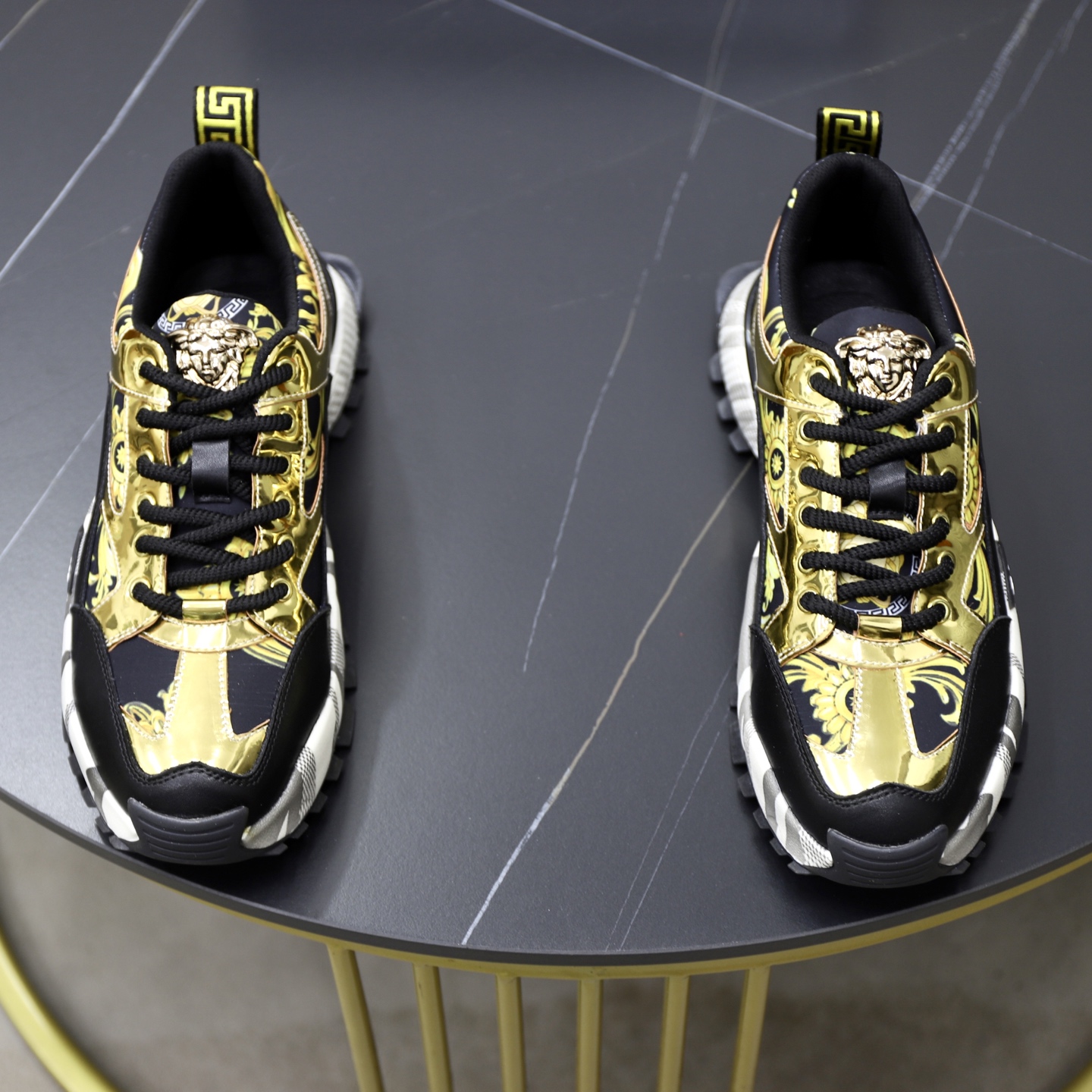 NO:356038,♂♂ Brand Versace Standard Code 38-44 (45 customized) Grade official website same model Material original cowhide material splicing brand fabric Comfortable and breathable inner Lightweight wear-resistant sports sole Style category Men's fashion casual shoes Running Sports shoes Honorable luxury brand elements Top luxury Color real picture color, Versace, sneakers, cowhide19860909♂♂♂ 品牌范思哲 标准码38-44（45订做） 等级官网同款 材料原厂牛皮材料拼接品牌布匹 舒适透气内里 轻便耐磨运动大底 款式类别男士时尚休闲鞋 跑步 运动鞋 尊贵奢侈品大牌元素 顶级奢华 颜色实物图片色,,versace,sneakers,cowhide,Men's shoes