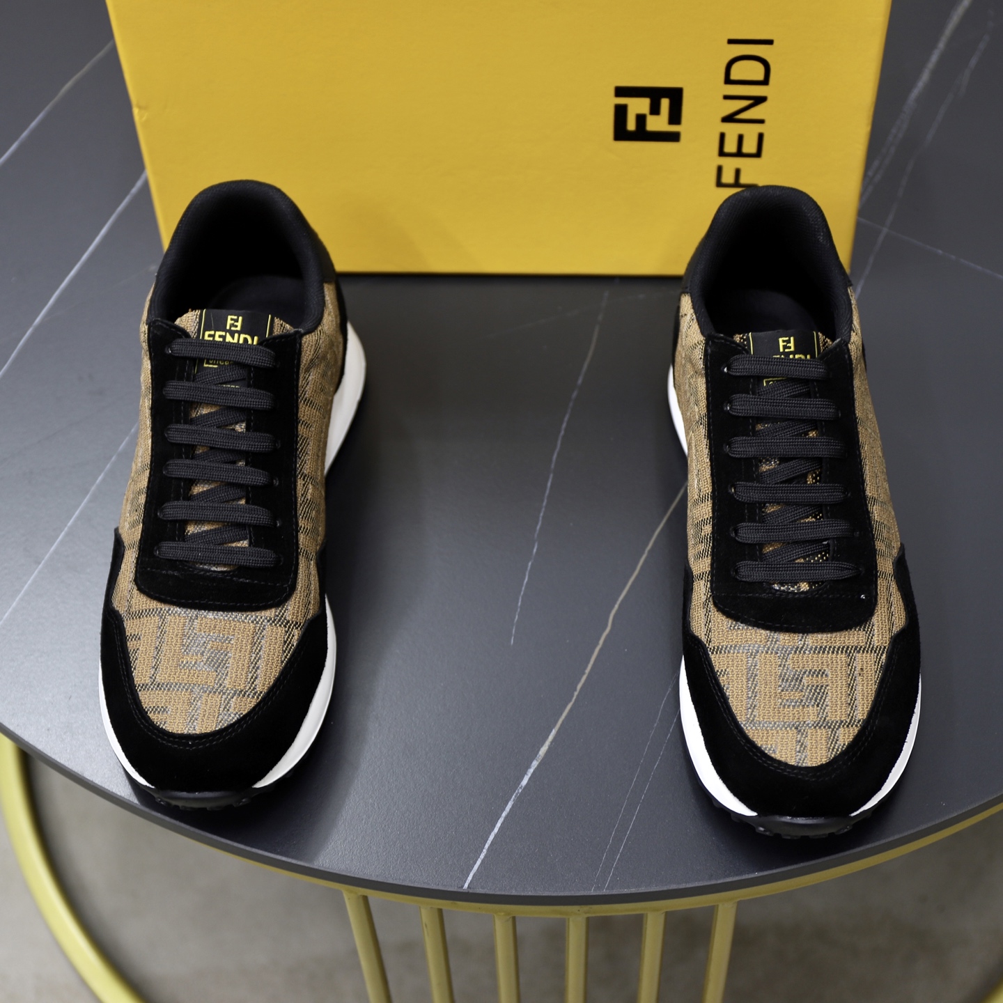 NO:355939,♂♂ Brand Fendi Standard Code 38-44 (45 customized) Grade official website same style Material original cowhide material splicing brand fabric Comfortable and breathable inner Lightweight wear-resistant sports sole Style category Men's fashion casual shoes Running Sports shoes Honorable luxury brand elements Top luxury Color real picture color, Fendi, sneakers, cowhide19860909♂♂♂ 品牌芬迪 标准码38-44（45订做） 等级官网同款 材料原厂牛皮材料拼接品牌布匹 舒适透气内里 轻便耐磨运动大底 款式类别男士时尚休闲鞋 跑步 运动鞋 尊贵奢侈品大牌元素 顶级奢华 颜色实物图片色,,fendi,sneakers,cowhide,Men's shoes