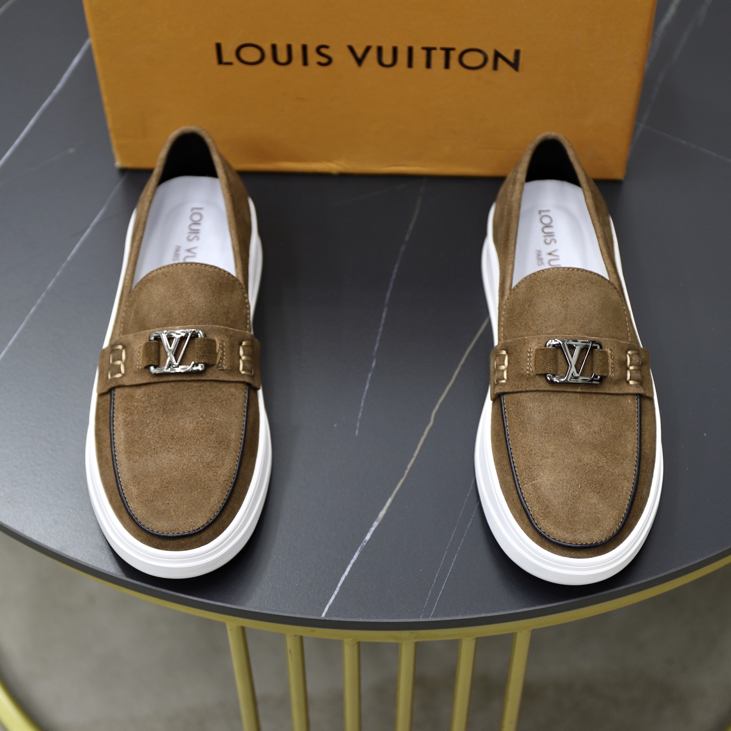 NO:355952,Brand [LOUIS VUITTON] LV. Louis Vuitton Material Original factory cowhide surface Original plate outsole Comfortable pig skin inner style type Casual sports Board shoes Grade counter quality Top original list Color real picture color Number 38–44 (45 customization),,louis vuitton,louis vuitton,louis vuitton,cowhide19860909品牌【LOUIS VUITTON】LV.路易威登 材质 原工厂牛皮面 原板大底 舒适猪皮内里 款式类型休闲运动 板鞋 等级专柜品质 顶级原单 颜色实物图片色 码数38–44（45定制）,,louis vuitton,louis vuitton,louis vuitton,cowhide,Men's shoes