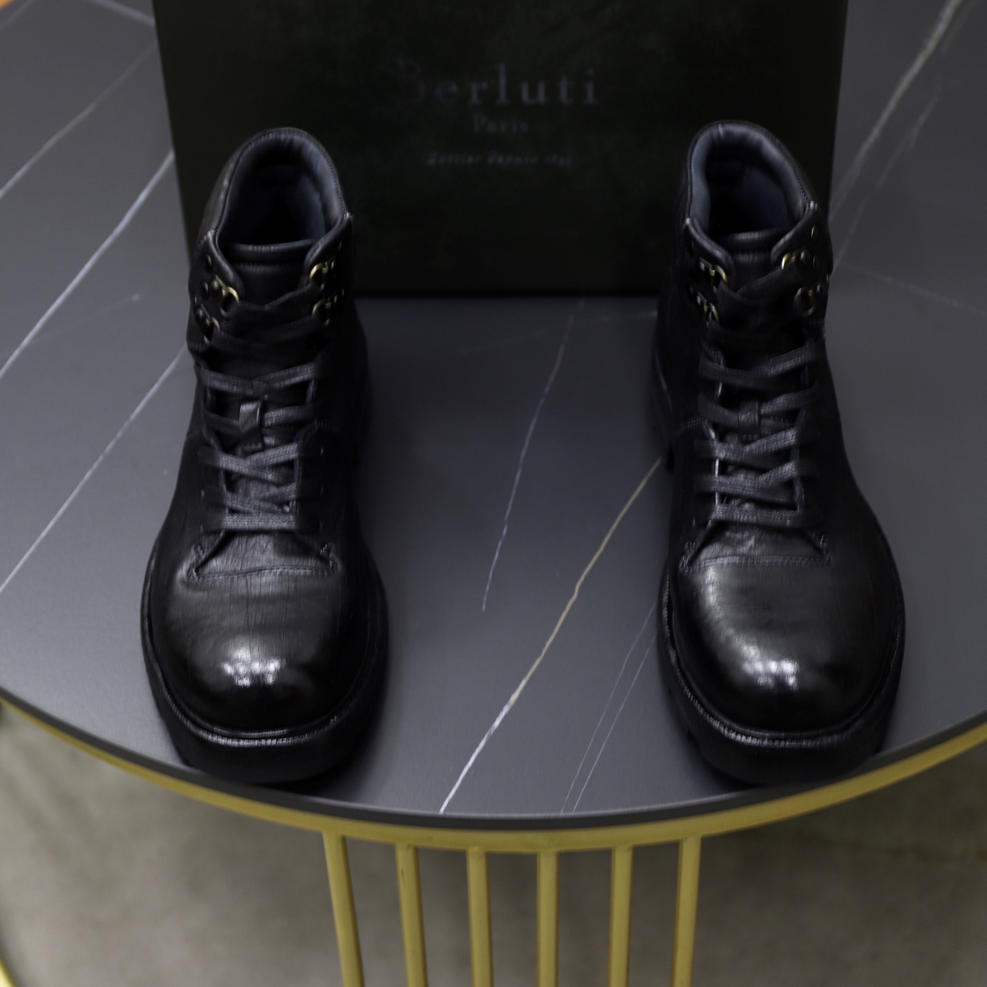 NO:532684,Berluti/Bruti New horse leather work boots for men!  Top-notch in Dongguan This work boot is made of washing horse leather, with scratches on the shoe body, hand-made color polishing craftsmanship, flat waxed shoelaces with buckle adjustment, full cowhide inner embossed logo footbed, paired with genuine leather and serrated rubber combination sole, leather material is based on details, and the pursuit of high quality is extremely comfortable!  With original box packaging dust bag!  Size 38-39-40-41-42-43-44 Standard leather shoe size, boots, cowhide19860909Berluti/布鲁提 男士新款马皮革工装靴！ 莞产顶级 这款工装靴采用水洗马皮打造,鞋身划痕做旧处理,手工擦色工艺匠心之作,扁形打蜡鞋带配以搭扣调节,全牛皮内里压纹徽标垫脚,搭配真皮和锯齿纹橡胶组合大底,皮料材质看细节,追求高品质看过来.舒适度极高！配原盒包装防尘袋！ 尺码38-39-40-41-42-43-44 标准皮鞋尺码,,boots,cowhide,Men's shoes
