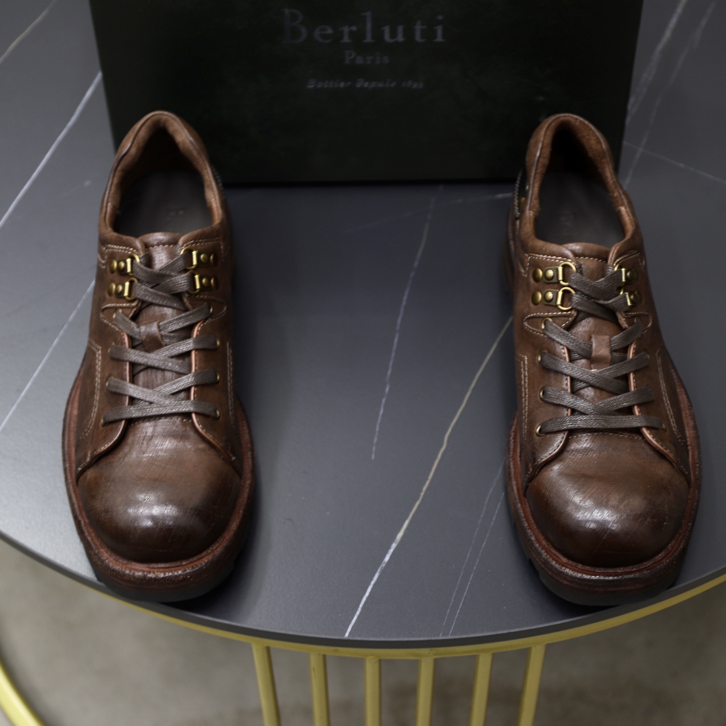 NO:532696,Berluti/Bruti Men's new horse leather top-notch in Dongguan This work boot is made of washing horse leather, with scratches on the shoe body, hand-made color polishing craftsmanship, flat waxed shoelaces with buckle adjustment, full cowhide inner embossed logo footbed, matched with genuine leather and serrated rubber combination sole, leather material is based on details, and the pursuit of high quality is extremely comfortable!  With original box packaging dust bag!  Size 38-39-40-41-42-43-44 Standard leather shoe size, boots, cowhide19860909Berluti/布鲁提 男士新款马皮 莞产顶级 这款工装靴采用水洗马皮打造,鞋身划痕做旧处理,手工擦色工艺匠心之作,扁形打蜡鞋带配以搭扣调节,全牛皮内里压纹徽标垫脚,搭配真皮和锯齿纹橡胶组合大底,皮料材质看细节,追求高品质看过来.舒适度极高！配原盒包装防尘袋！ 尺码38-39-40-41-42-43-44 标准皮鞋尺码,,boots,cowhide,Men's shoes