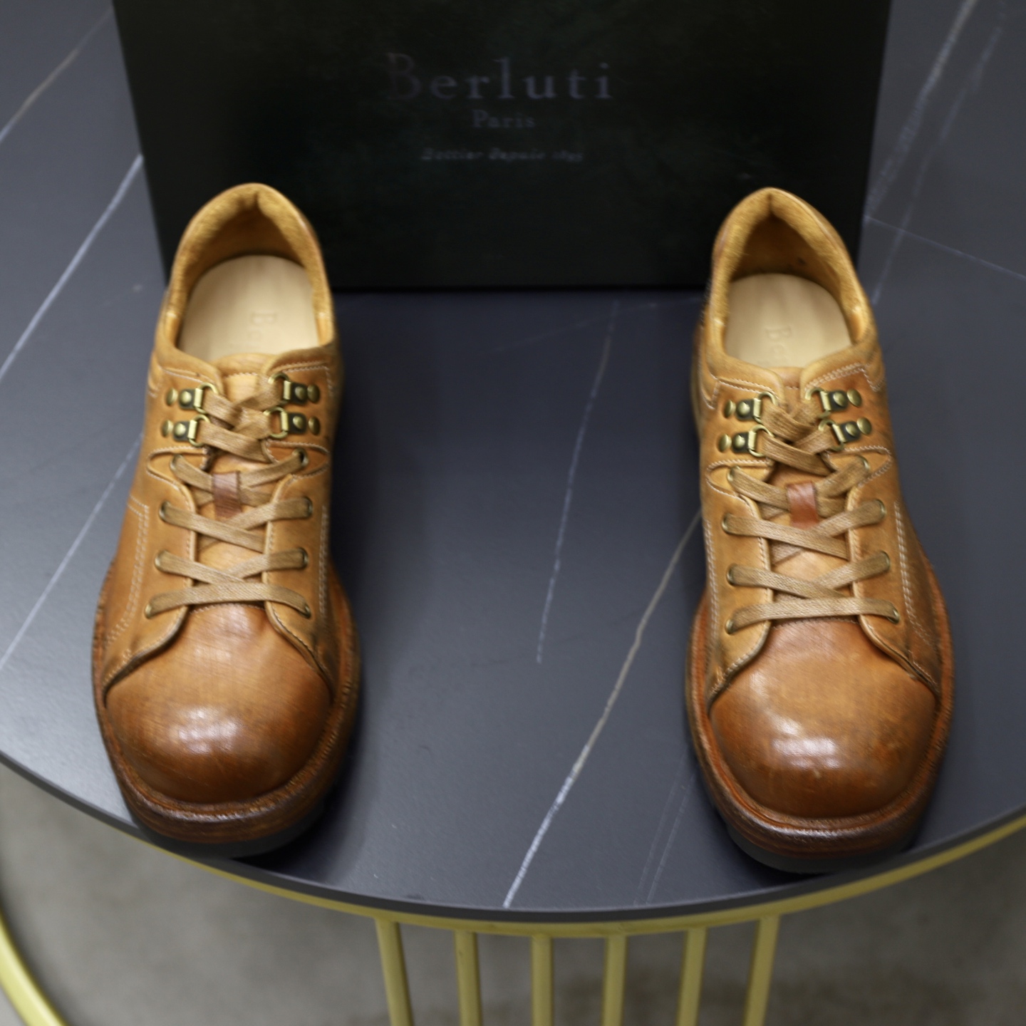 NO:532710,Berluti/Bruti Men's new horse leather top-notch in Dongguan This work boot is made of washing horse leather, with scratches on the shoe body, hand-made color polishing craftsmanship, flat waxed shoelaces with buckle adjustment, full cowhide inner embossed logo footbed, matched with genuine leather and serrated rubber combination sole, leather material is based on details, and the pursuit of high quality is extremely comfortable!  With original box packaging dust bag!  Size 38-39-40-41-42-43-44 Standard leather shoe size, boots, cowhide19860909Berluti/布鲁提 男士新款马皮 莞产顶级 这款工装靴采用水洗马皮打造,鞋身划痕做旧处理,手工擦色工艺匠心之作,扁形打蜡鞋带配以搭扣调节,全牛皮内里压纹徽标垫脚,搭配真皮和锯齿纹橡胶组合大底,皮料材质看细节,追求高品质看过来.舒适度极高！配原盒包装防尘袋！ 尺码38-39-40-41-42-43-44 标准皮鞋尺码,,boots,cowhide,Men's shoes
