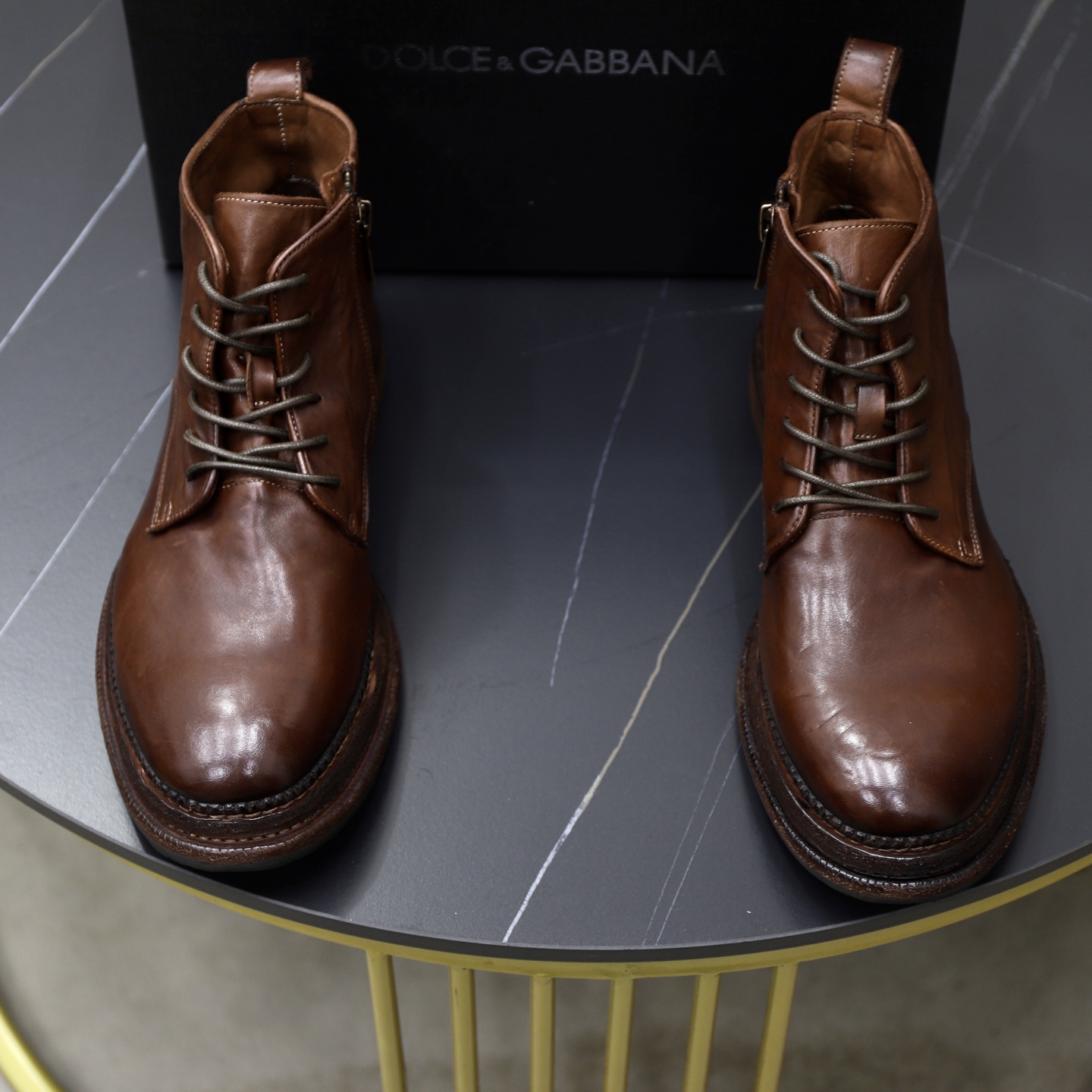 NO:532721,DG Men's New Horse Leather Working Boots!  Top-notch in Dongguan This work boot is made of washing horse leather, with scratches on the shoe body, hand-made color polishing craftsmanship, soft cowhide leather wrapping details, simple and beautiful, fashionable and casual, with full cowhide inner embossed logo footbed, matched with genuine leather and serrated rubber combination sole, look at the details of the leather material, and pursue high quality!  Extremely comfortable!  With original box packaging dust bag!  Size 38-39-40-41-42-43-44 Standard leather shoe size, boots, cowhide19860909DG男士新款马皮革工装靴！ 莞产顶级 这款工装靴采用水洗马皮打造,鞋身划痕做旧处理,手工擦色工艺匠心之作,鞋口柔软牛皮革包裹细节,简约美观,时尚休闲,配以全牛皮内里压纹徽标垫脚,搭配真皮和锯齿纹橡胶组合大底,皮料材质看细节,追求高品质看过来！舒适度极高！配原盒包装防尘袋！ 尺码38-39-40-41-42-43-44 标准皮鞋尺码,,boots,cowhide,Men's shoes