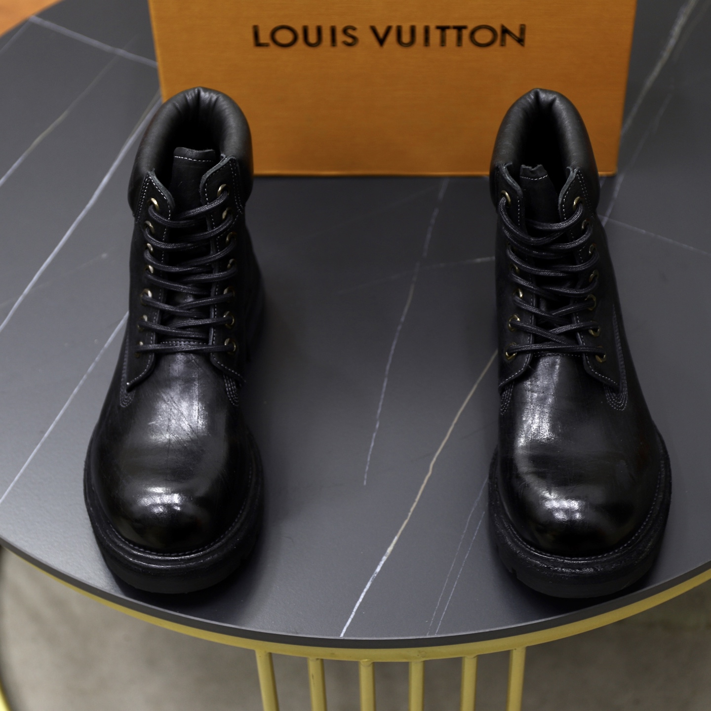 NO:532729,LOUIS VUITTON/Louis Vuitton Men's New Horse Leather Working Boots!  Top-notch in Dongguan This work boot is made of washing horse leather, with scratches on the shoe body, hand-made color polishing craftsmanship, soft cowhide wrapping details of the shoe mouth, paired with hexagonal metal eye buckles and cotton shoelaces, simple and beautiful, fashionable and casual, equipped with full cowhide inner embossed logo footbed, matched with genuine leather and serrated rubber combination sole, look at the details of the leather material, and pursue high quality!  Extremely comfortable!  With original box packaging dust bag!  Size 38-39-40-41-42-43-44 Standard leather shoe size, louis vuitton,louis vuitton,boots,cowhide19860909LOUIS VUITTON/路易威登男士新款马皮革工装靴！ 莞产顶级 这款工装靴采用水洗马皮打造,鞋身划痕做旧处理,手工擦色工艺匠心之作,鞋口柔软牛皮革包裹细节,配以六角金属鞋眼扣和棉鞋带,简约美观,时尚休闲,配以全牛皮内里压纹徽标垫脚,搭配真皮和锯齿纹橡胶组合大底,皮料材质看细节,追求高品质看过来！舒适度极高！配原盒包装防尘袋！ 尺码38-39-40-41-42-43-44 标准皮鞋尺码,,louis vuitton,louis vuitton,boots,cowhide,Men's shoes
