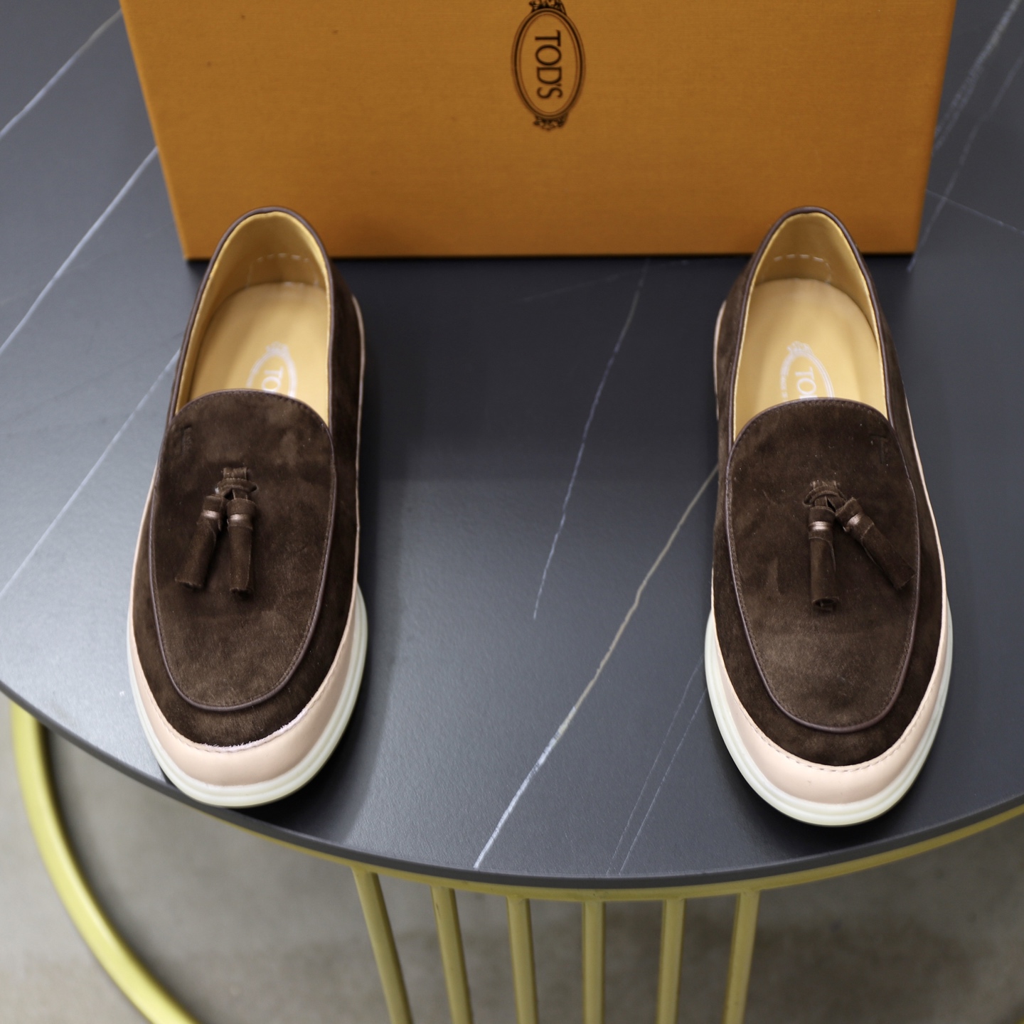 NO:541841,New arrival TODS loafers Made of imported Yangjing noodles Hand-sewn uppers Baked edge processing Uppers decorated with leather straps with tassel details Full cowhide lining Insole decorated with brand logo Original open-molded rubber outsole Mark stitching, rubber sole with super gripping performance, hand-made hemming technology, unique low-heeled slip-on wear Fashionable and comfortable  Size 38-39-40-41-42-43-44 leather shoe size (can be customized 45-46 non-returnable),,Tod's,loafers,cowhide,sheep19860909新品上架 TODS乐福鞋 进口羊京面打造 手工缝制鞋面 焗边工艺处理 鞋面饰同皮质袢带搭配流苏细节 全牛皮内里 鞋垫饰品牌logo标识 原版开模橡胶大底 马克缝线,橡胶底的超强抓地性能工处理包边工艺,匠心独运 低跟 一脚蹬穿着 时尚舒适  尺码38-39-40-41-42-43-44 皮鞋尺码（可定制45-46不退换）,,Tod's,loafers,cowhide,sheep,Men's shoes