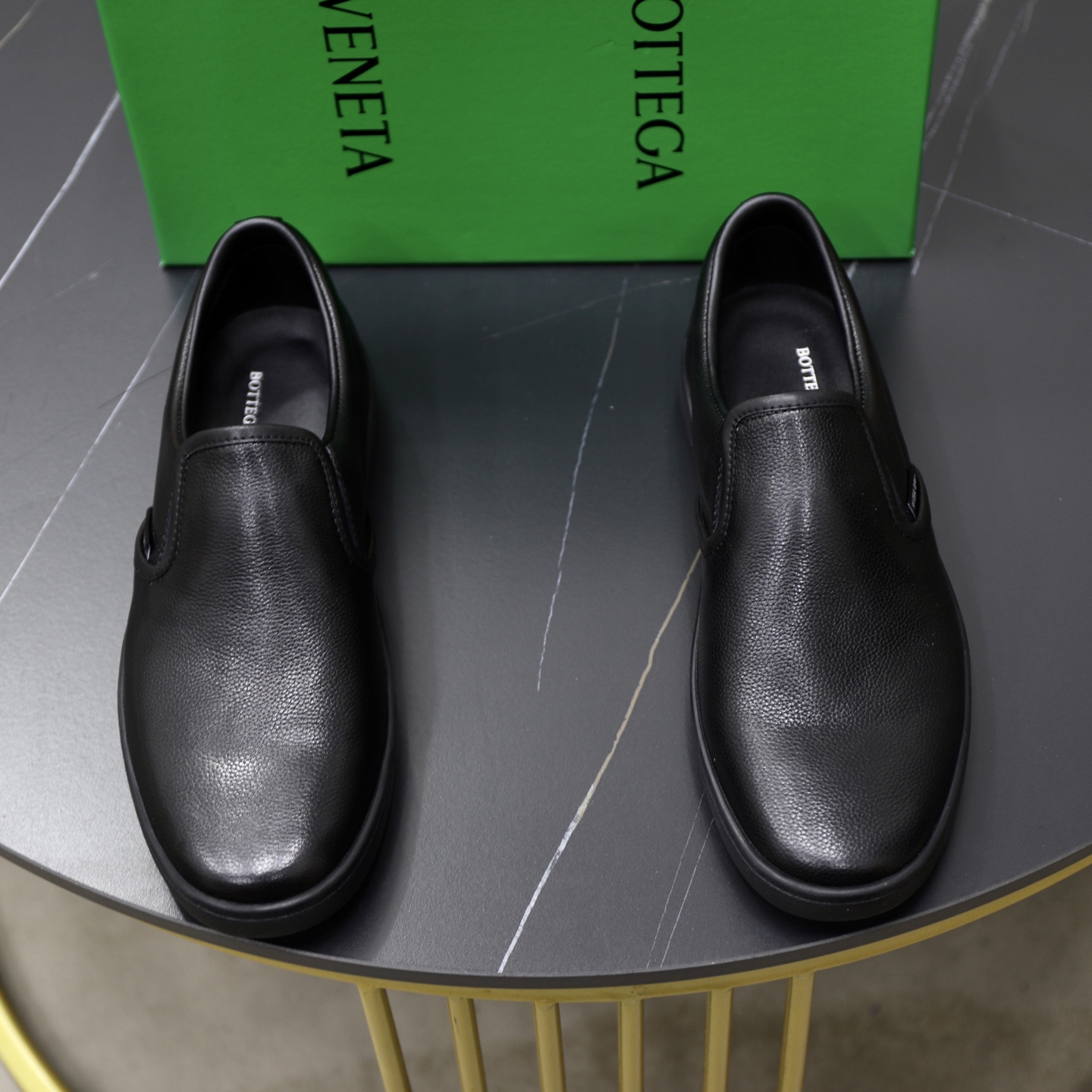 NO:541850,:♂♂♂ Brand BV Baojiati Size 39-45 (45 customized) Grade counter Original list Material original cowhide upper Cowhide inner Original wear-resistant lightweight soft and comfortable outsole Style category Young and fashionable Feet comfortable Multi-color available, Bottega veneta, cowhide19860909:♂♂♂ 品牌BV宝嘉提 码数39-45（45定制） 等级专柜 原单 材料原版牛皮鞋面 牛皮内里 原版耐磨轻便柔软舒适大底 款式类别年轻时尚 脚感舒适 颜色多色可选,,bottega veneta,cowhide,Men's shoes