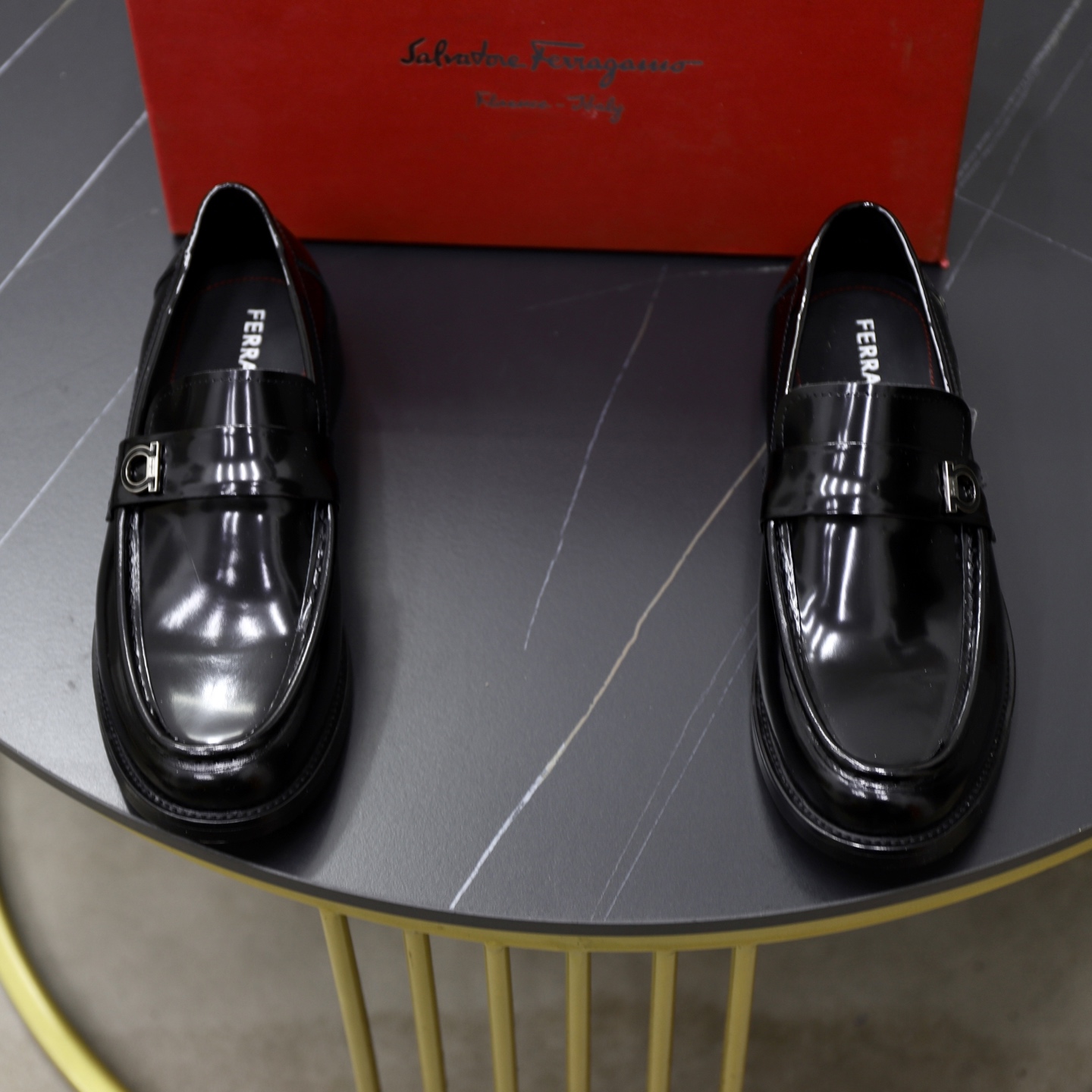 NO:555282,♂♂♂ Brand Ferragamo Standard men's size 38-44 (45 can be customized) Grade the same as the official website Original order quality Material original cowhide surface Comfortable cowhide lining Original outsole Style category Men's fashionable casual leather shoes Distinguished big-name luxury elements top luxury Color actual picture color,,ferragamo,cowhide19860909♂♂♂ 品牌菲拉格慕 标准码男码38-44（45可以定做） 等级官网同款 原单品质 材料原版牛皮面 舒适牛皮内里 原版大底 款式类别男士时尚休闲皮鞋 尊贵的大牌奢侈品元素顶级奢华 颜色实物图片颜色,,ferragamo,cowhide,Men's shoes