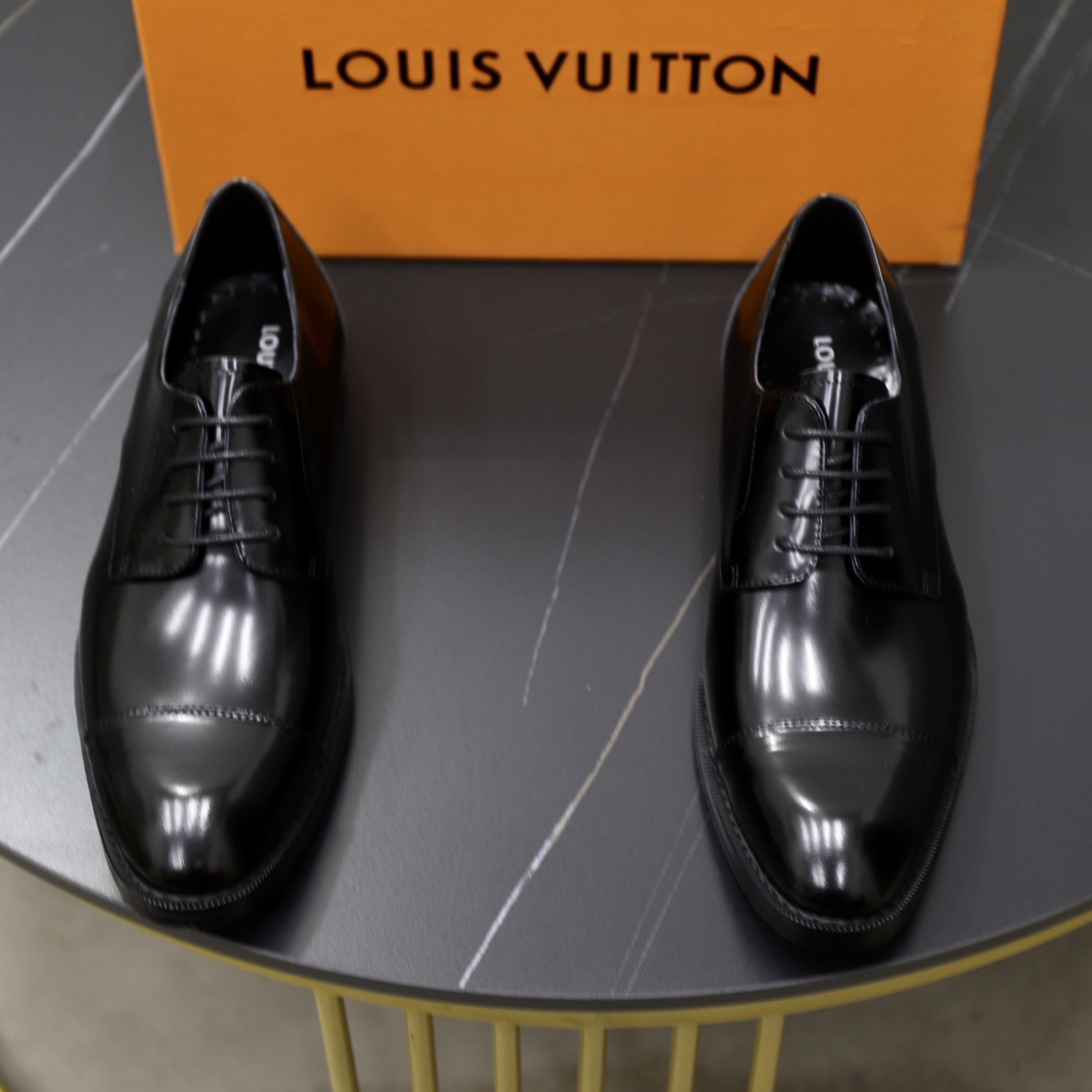 NO:555245,♂♂♂ Brand LV Louis Vuitton Standard men's size 38-44 (45 can be customized) The same style as the official website Original quality Material original cowhide surface Comfortable sheepskin lining Original outsole Style category Men's fashionable casual leather shoes Distinguished big-name luxury elements Top luxury Color Actual picture color,,louis vuitton,louis vuitton,cowhide,sheepskin19860909♂♂♂ 品牌LV路易威登 标准码男码38-44（45可以定做） 等级官网同款 原单品质 材料原版牛皮面 舒适羊皮内里 原版大底 款式类别男士时尚休闲皮鞋 尊贵的大牌奢侈品元素顶级奢华 颜色实物图片颜色,,louis vuitton,louis vuitton,cowhide,sheepskin,Men's shoes