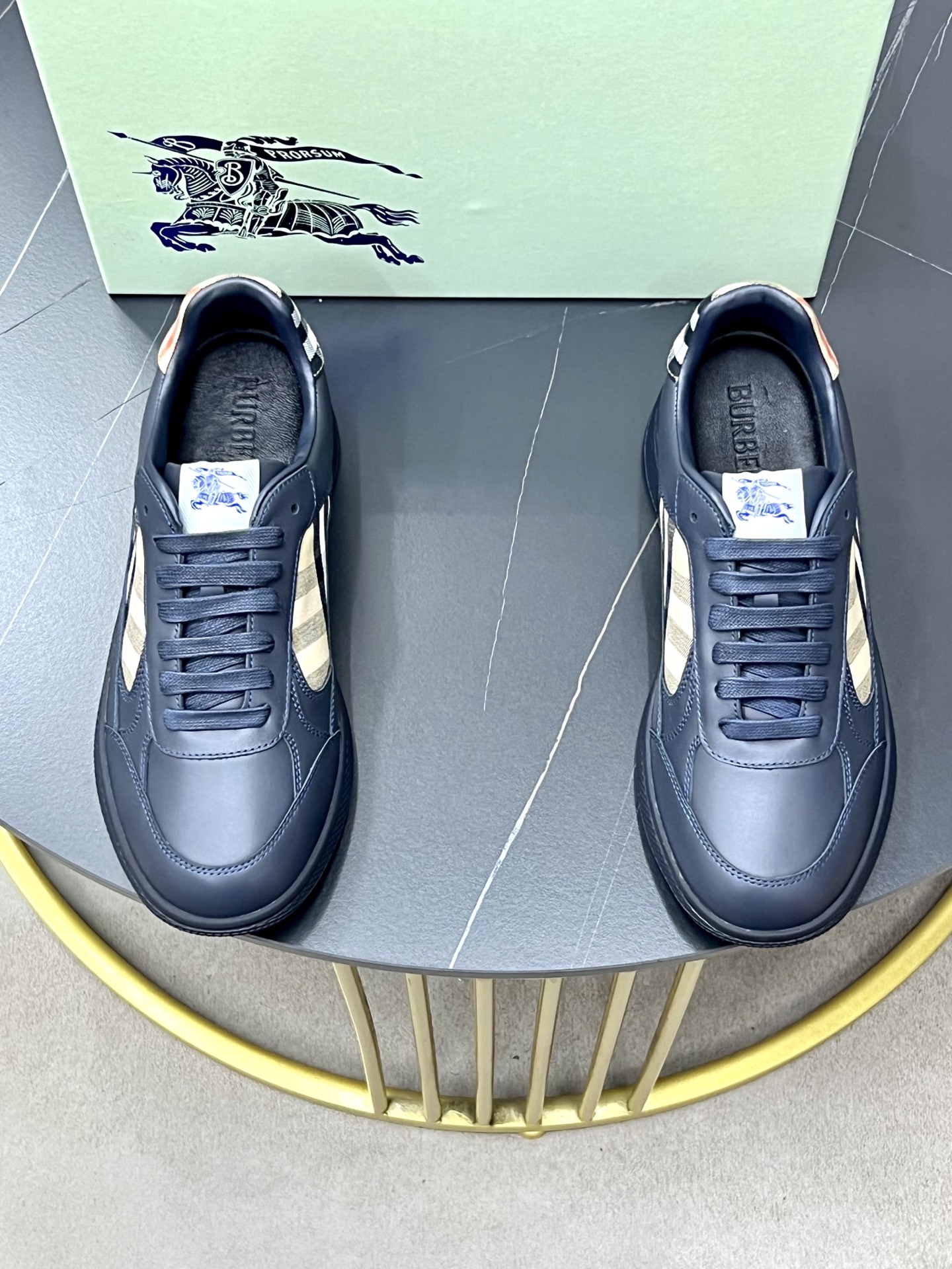 NO:555425,The top original couple's model B family Burberry 2025Ss men's classic low-top sneakers, made of first-layer cowhide, decorated with a new brand logo. First-layer cowhide foot pads, the heel is decorated with the Burberry letter embossed logo, and the original TPU lightweight and wear-resistant outsole!  Size39-44 (38, 45.46 customized),,burberry,burberry,sneakers,cowhide19860909顶级原单情侣款B家巴宝莉2025Ss男士经典低帮运动鞋,头层牛皮打造,装饰焕新的品牌徽标.头层牛皮垫脚,鞋跟饰有 Burberry 字母压花徽标,TPU原版轻便耐磨大底！ Size39-44（38、45.46定做）,,burberry,burberry,sneakers,cowhide,Men's shoes