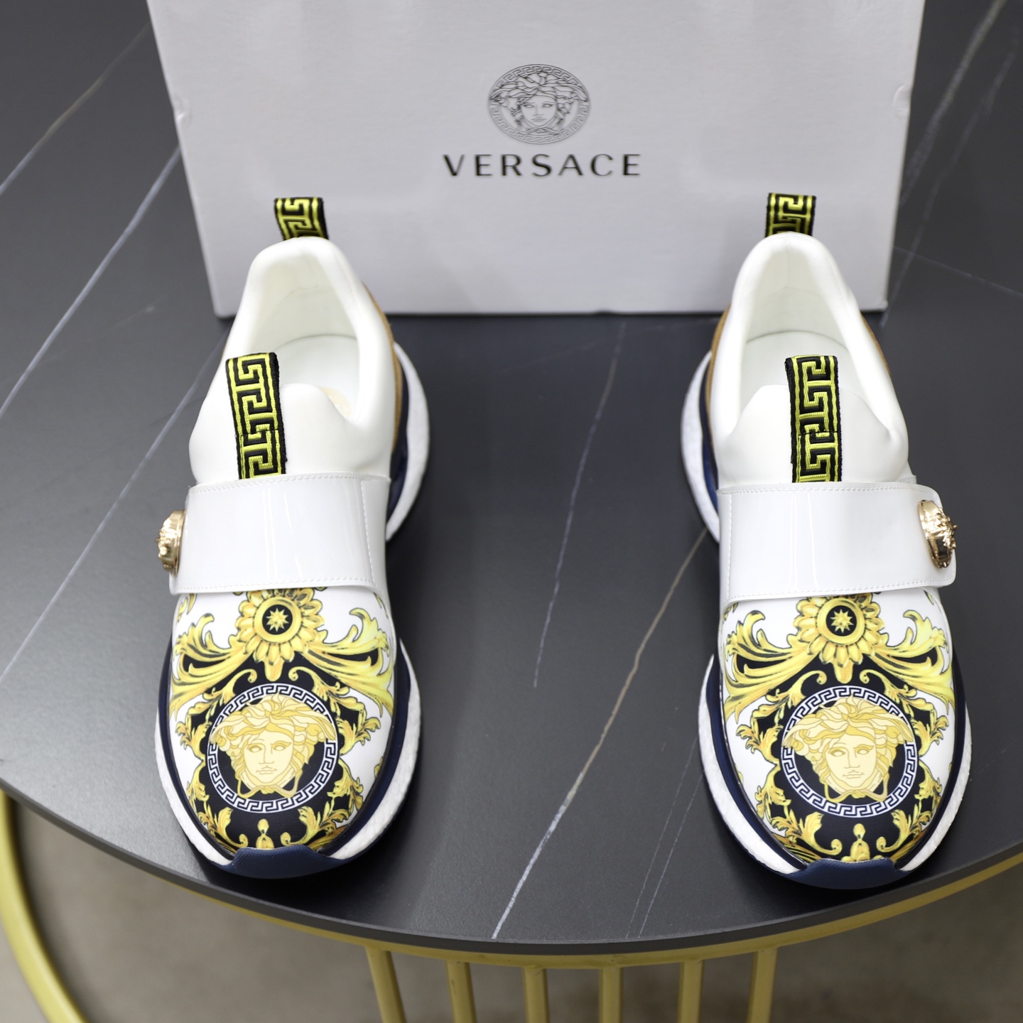 NO:555650,♂♂♂ Brand Versace Standard code 38-44 (customized at 45) Same grade as the official website Materials Original leather splicing Comfortable and breathable lining Original wear-resistant outsole Style Category Men's fashionable casual shoes Running sneakers Distinguished luxury brand elements Top luxury Colors in real pictures, versace, sneakers19860909♂♂♂ 品牌范思哲 标准码38-44（45订做） 等级官网同款 材料原厂皮料拼接 舒适透气内里 原厂耐磨大底 款式类别男士时尚休闲鞋 跑步 运动鞋 尊贵奢侈品大牌元素 顶级奢华 颜色实物图片色,,versace,sneakers,Men's shoes