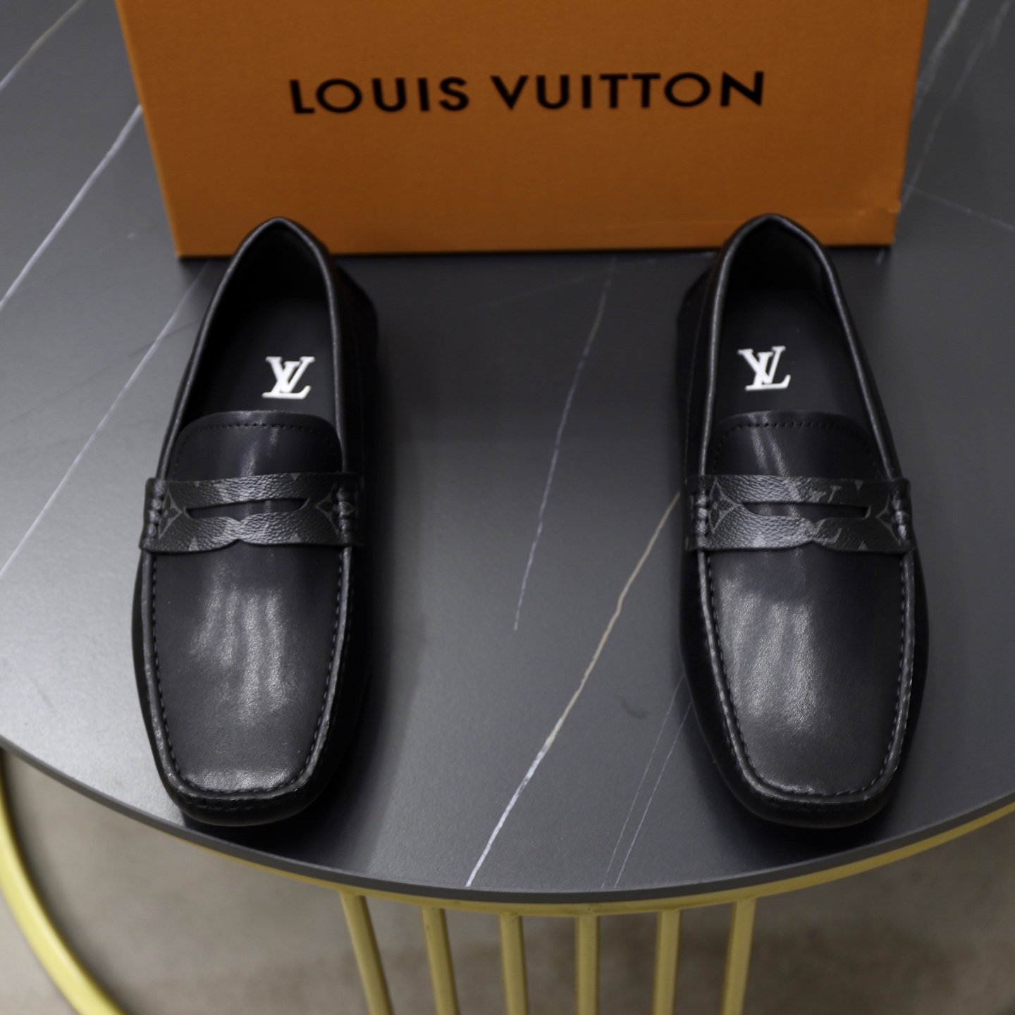 NO:555755,[LV] Louis Vuitton high-end men's driving and pedaling series 38-44 (customized at 45), all original cowhide!  Thick and soft!  Made entirely of calfskin lining!  Rubber sheet anti-slip beanie sole!  Three-dimensional package technology!  Fashionable and classic!  Handicrafts!  Original high quality!  Feel free to compare!  ,,louis vuitton,louis vuitton,cowhide19860909【LV】路易威登 高端男士驾车、一脚蹬系列 38-44（45订做） 全料面原版牛皮！厚实柔软！全内里小牛皮制作！橡胶片式防滑豆豆底！立体套包工艺！时尚经典！手工艺品！原单高品！随意对比！,,louis vuitton,louis vuitton,cowhide,Men's shoes