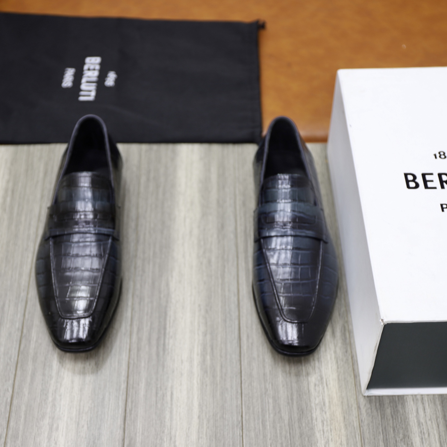 NO:556578,Berlut* new men's hand-rubbed leather loafers are shipped, high-quality channel, simple slip-on driver's shoes. High-quality imported calf leather embryos are selected for color rub, and black calf leather uppers are cold-bonded. Simple and atmospheric, showing the leather texture vividly and exquisitely. Leather straps/decoration of the same material. Calf leather lining. Genuine leather outsole with excellent anti-slip effect. A pair of shoes with artistic charm. Original customized packaging for sale!  Standard leather shoe size 39~44# (38.45. Can be customized), loafers, cowhide, Leather soles19860909Berlut* 布鲁提 新款男士手工擦色乐福鞋皮鞋出货 ,渠道精品,一脚蹬简便款司机鞋 甄选优质进口小牛皮胚擦色,黑色小牛皮鞋面冷粘工艺 古朴大气 将皮料质感展现得淋漓精致同材质皮革横带/装饰 内里小牛皮 真皮大底防滑效果极好 有艺术韵味的一双鞋子 原版定制包装发售！ 标准皮鞋码数39～44#（38.45.可定做）,,loafers,cowhide,Leather soles,Men's shoes