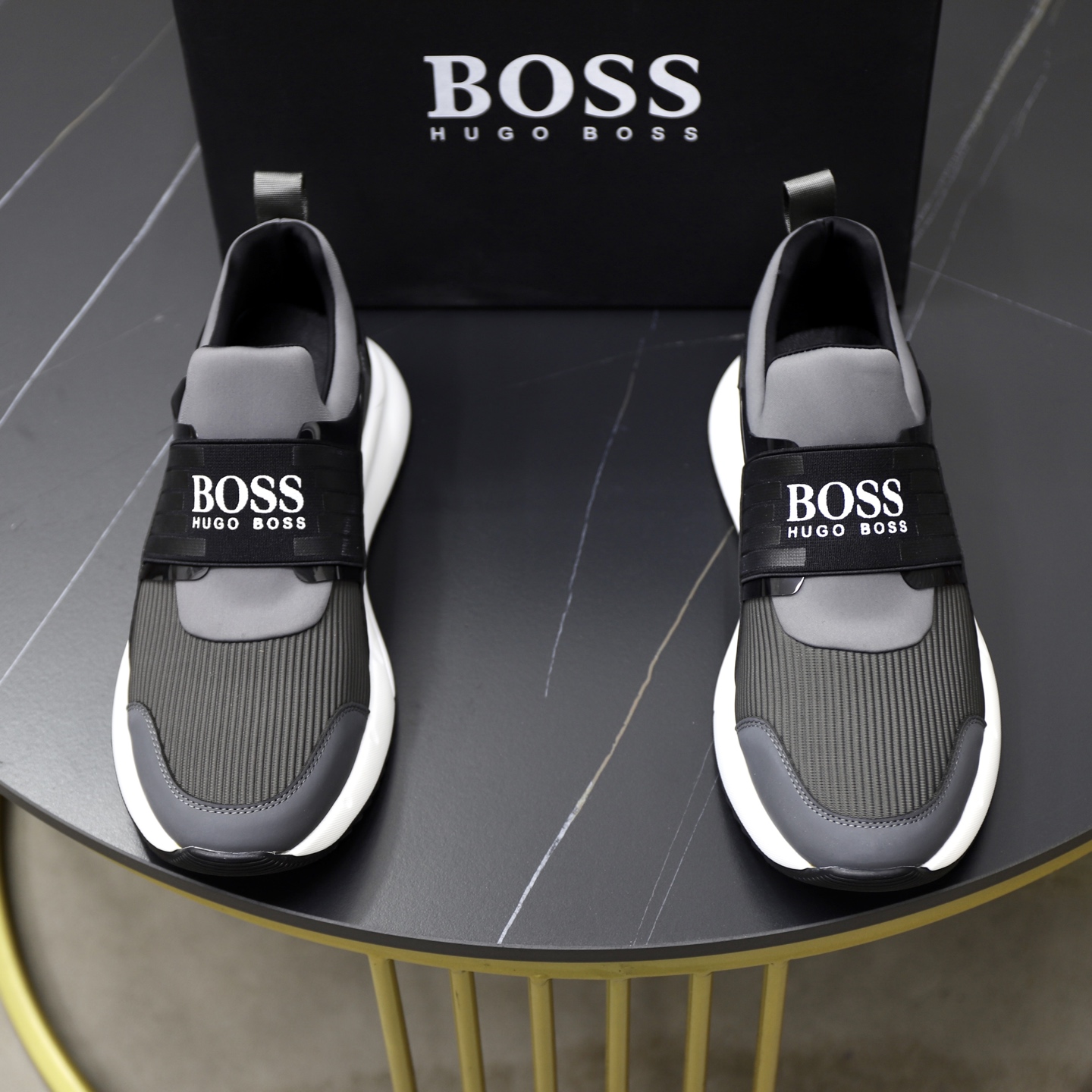 NO:556096,♂♂♂ Brand BOSS Standard code 38-44 (customized at 45) The same grade as the official website Material original leather splicing breathable mesh Comfortable breathable lining Lightweight soft wear-resistant outsole Style category Men's fashionable casual shoes Running sports shoes Distinguished luxury brand elements Top luxury Colors Actual picture color, sneakers19860909♂♂♂ 品牌BOSS 标准码38-44（45订做） 等级官网同款 材料原版皮料拼接透气网面 舒适透气内里 轻便柔软耐磨大底 款式类别男士时尚休闲鞋 跑步 运动鞋 尊贵奢侈品大牌元素 顶级奢华 颜色实物图片色,,sneakers,Men's shoes