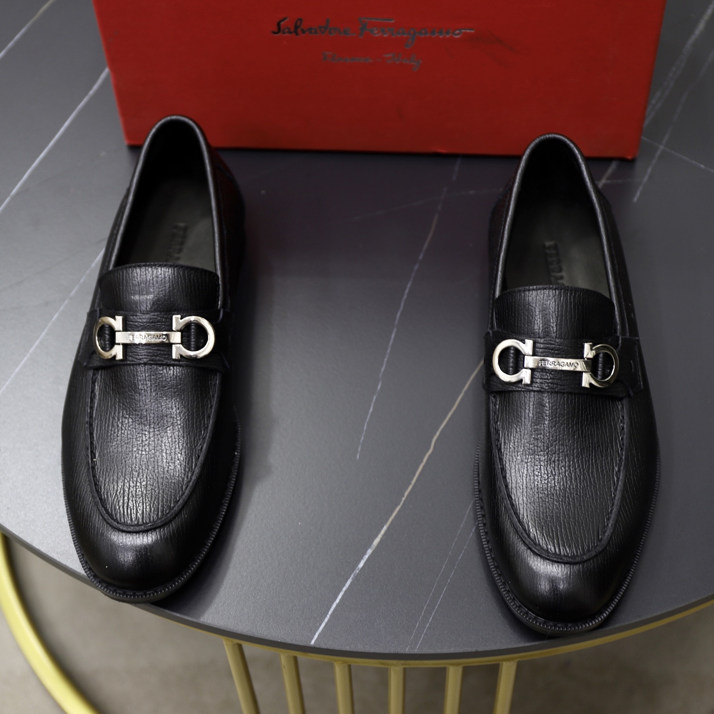 NO:556859,♂♂♂ Brand Ferragamo Standard men's size 39-44 (45 can be customized) Grade the same as the official website Original quality Material original cowhide surface Comfortable cowhide lining Original outsole Style category Men's fashionable casual leather shoes Distinguished big-name luxury elements top luxury Color actual picture color,,ferragamo,cowhide19860909♂♂♂ 品牌菲拉格慕 标准码男码39-44（45可以定做） 等级官网同款 原单品质 材料原版牛皮面 舒适牛皮内里 原版大底 款式类别男士时尚休闲皮鞋 尊贵的大牌奢侈品元素顶级奢华 颜色实物图片颜色,,ferragamo,cowhide,Men's shoes