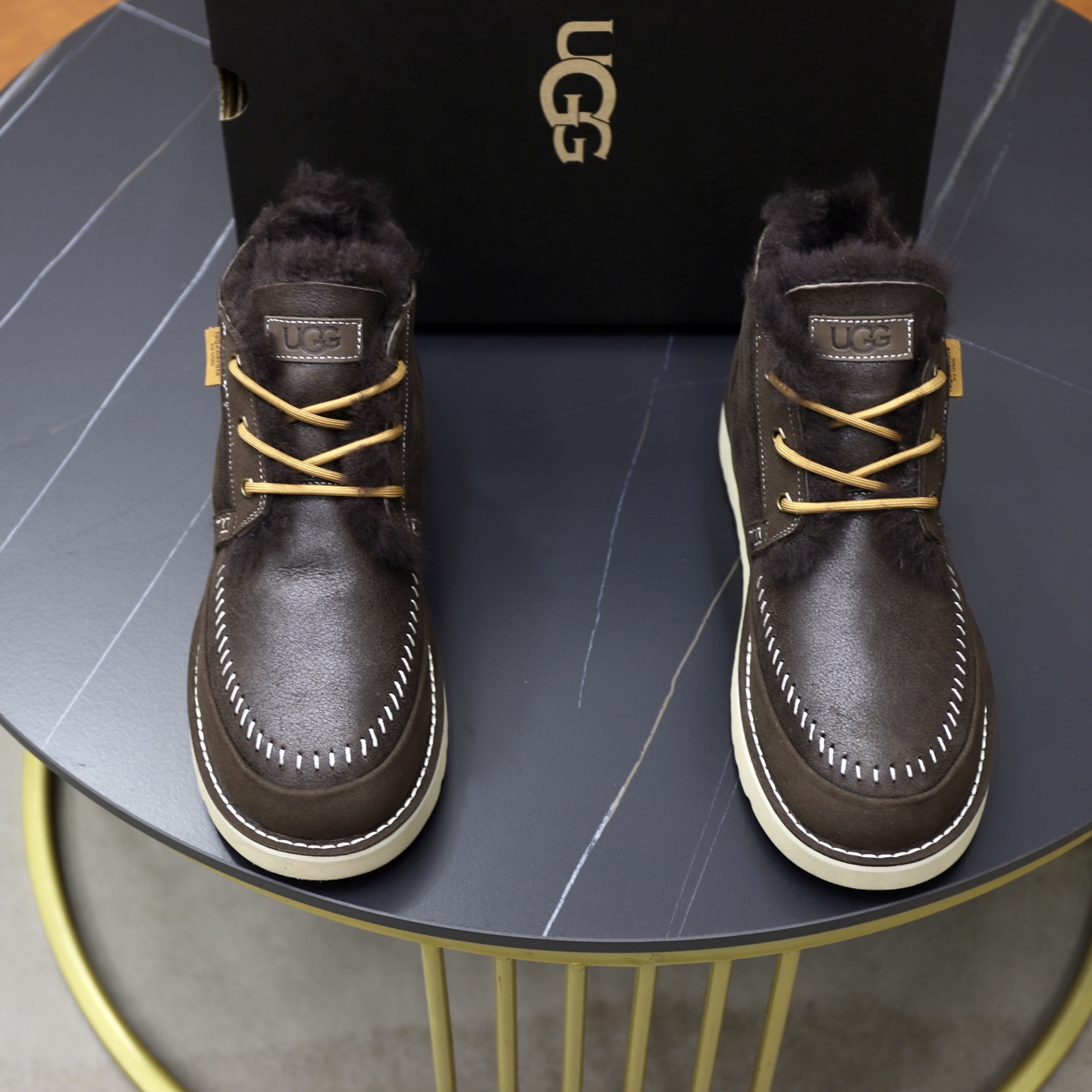 NO:557316,: Thick wool imported from Australia, brand UGG genuine purchase (fur integrated), size 39-44 (customized in 45), grade, official website 1:1, material, first layer of genuine leather, waterproof and anti-freeze upper, genuine wool lining, original non-slip and wear-resistant outsole, style category, men's casual shoes, trendy style, comfortable on the foot, color, official website color synchronization,19860909:澳洲进口加厚羊毛 品牌UGG正品代购（皮毛一体） 尺码39—44（45订做） 等级 官网1:1 材料 头层真皮防水防冻鞋面 真毛内里原版防滑耐磨大底 款式类别男士休闲鞋 搭潮流款 上脚舒服 颜色官网颜色同步,,Men's shoes