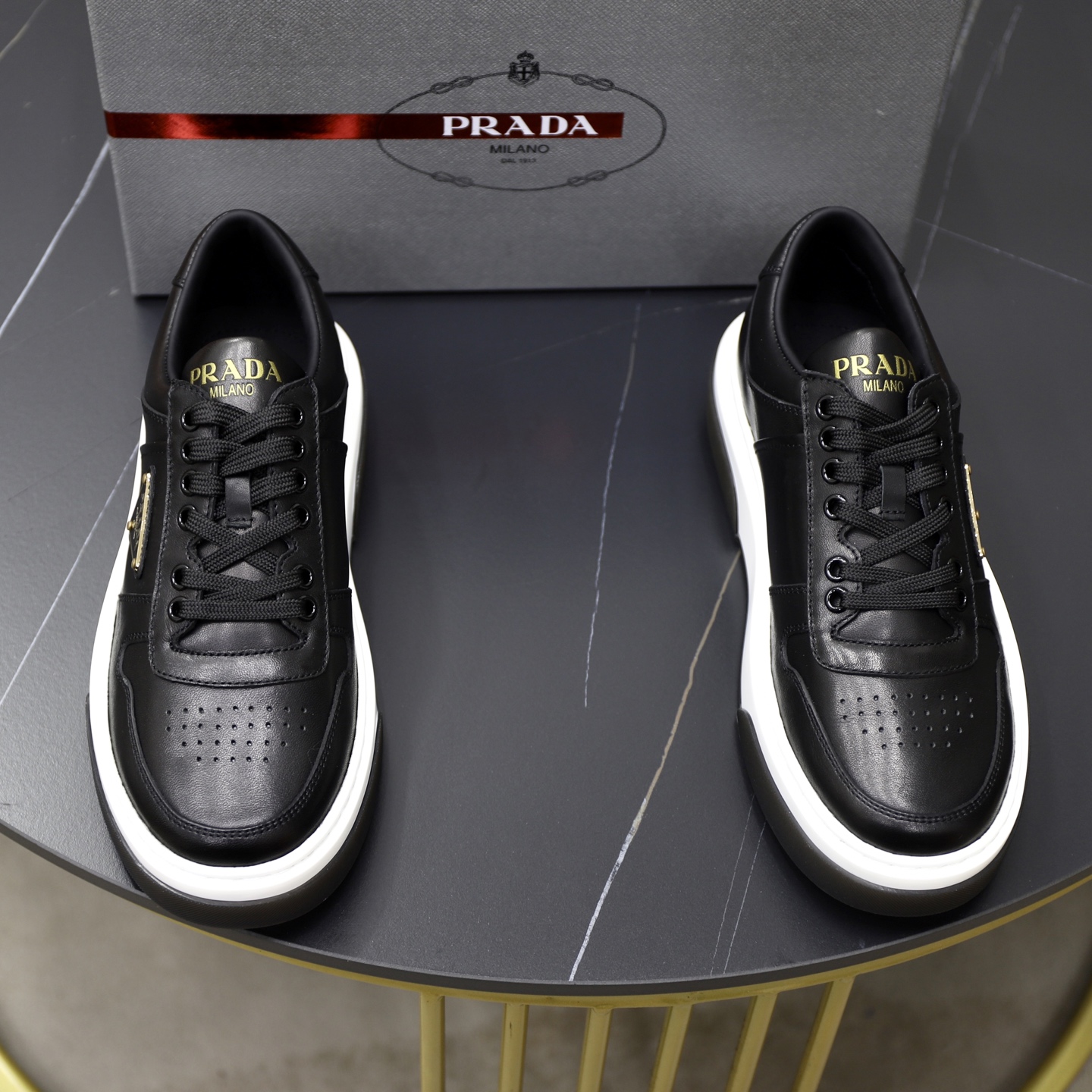 NO:557922,Top original brand PRADA (Prada) Standard size men's size 38/44 (45 can be customized) Same grade as the official website Material original cowhide splicing imported cowhide lining Original combination two-color wear-resistant soft outsole Style category casual sports version Young fashion European and American trend British style Color actual picture color, prada, prada, cowhide19860909顶级原单 品牌PRADA（普拉达） 标准码男码38/44（45可以定做） 等级官网同款 材料原版牛皮拼接进口 牛皮内里 原版组合双色耐磨柔软大底 款式类别休闲运动版 年轻时尚 欧美潮流 英伦风格 颜色实物图片色,,prada,prada,cowhide,Men's shoes