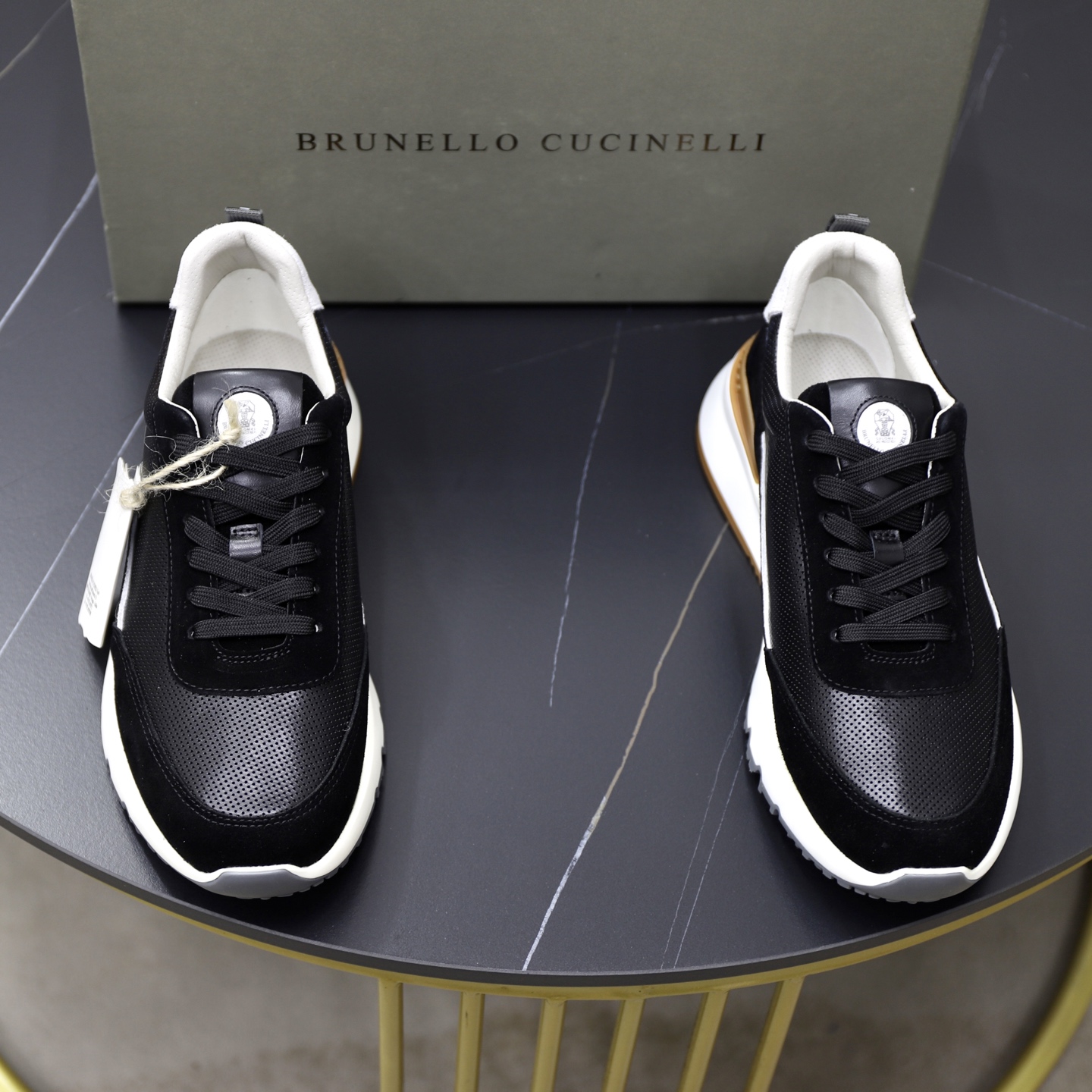 NO:557935,♂♂♂ Brunllo Cucnell*～Number: 39-44 (customized for 45 and 46) Original BC new product Brunello Cucinell* official website low-top sneakers, exact reproduction of the original version, what I see at the store, with store tag, made of punched calfskin splicing/suede/sports mesh, color splicing and contrasting design, dynamic shoe shape, smooth lines, lining  Punched cowhide foot pads are comfortable and breathable. The heel and insole are decorated with the brand logo. The heel webbing pull-up ring. Original open-molded three-color combination TPU soft rubber sole. Lightweight and comfortable!  ,,brunello cucinelli,sneakers,cowhide19860909♂♂♂ Brunllo Cucnell*～码数:39-44（45、46订做） 原单BC新品 Brunello Cucinell*官网同款低帮运动鞋,原版精准复刻,专柜啥样我啥样,搭配专柜吊牌,采用冲孔小牛皮拼接/反毛皮/运动网布制成,色彩拼接撞色设计 动感鞋形 线条流畅 内里 冲孔牛皮垫脚加持 舒适透气 后跟与鞋垫饰有品牌logo标志 后跟织带提环,原版开模三色组合TPU软胶鞋底 轻便舒适！,,brunello cucinelli,sneakers,cowhide,Men's shoes