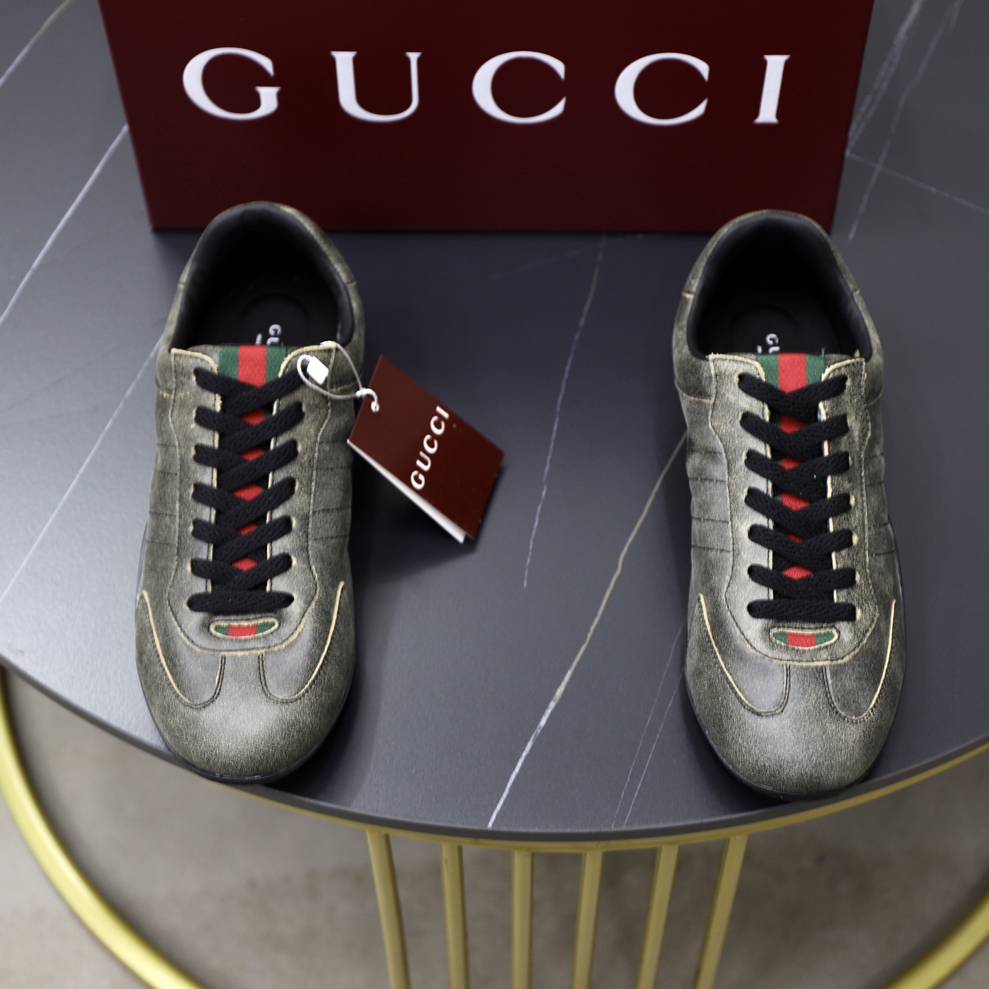 NO:557937,Gucci Shift series of couple's sneakers The Gucci Shift series is newly launched, with a lightweight design that reinterprets sports style. The neat silhouette adds a sense of freedom and highlights the exquisite texture when moving. The webbing detail is like an endless ribbon running through the entire design, and the side stitching details add the finishing touch. Original development. Washed effect cowhide upper. Two-color Tpu outsole.  Size female 35-41 male 39-45,,gucci,sneakers,cowhide19860909Gucci Shift系列情侣款运动鞋 Gucci Shift系列全新上市,轻盈设计焕新诠释运动风尚.利落廓形更添自在本色,行动间彰显精致质感.织带细节宛如一道延绵不绝的饰带贯穿于整个设计,侧边缝线细节增添点睛之笔. 原版开发 水洗效果牛皮鞋面 双色Tpu大底 码数女35-41男39-45,,gucci,sneakers,cowhide,Men's shoes