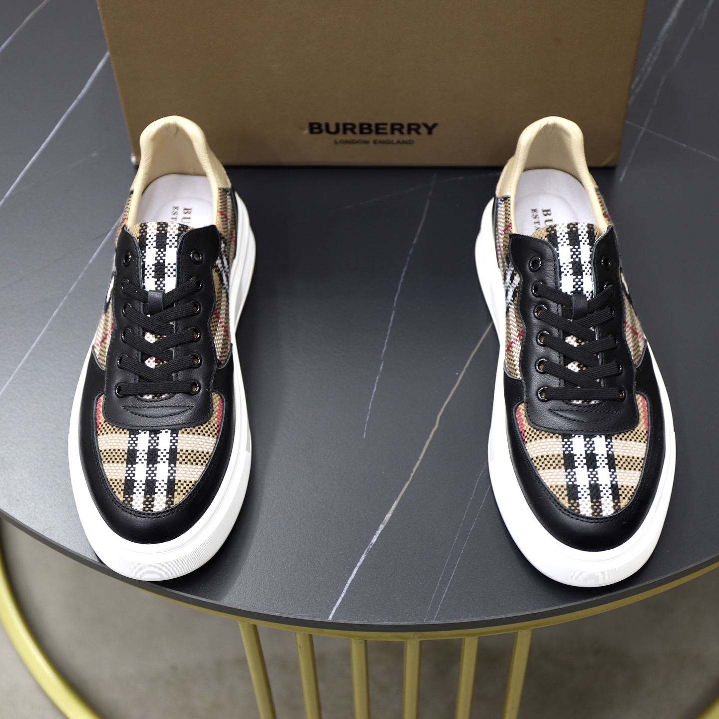 NO:574562,♂♂♂ Brand Burberry Standard code 38-44 (customized at 45) The same grade as the official website. Material: original cowhide material spliced ​​with brand cloth. Comfortable and breathable pigskin lining. Lightweight and wear-resistant sports outsole. Style category: men's fashionable casual shoes, running, sports shoes, noble luxury brand elements, top luxury, color, actual picture color, burberry, sneakers, cowhide19860909♂♂♂ 品牌巴宝莉 标准码38-44（45订做） 等级官网同款 材料原厂牛皮材料拼接品牌布匹 舒适透气猪皮内里 轻便耐磨运动大底 款式类别男士时尚休闲鞋 跑步 运动鞋 尊贵奢侈品大牌元素 顶级奢华 颜色实物图片色,,burberry,sneakers,cowhide,Men's shoes