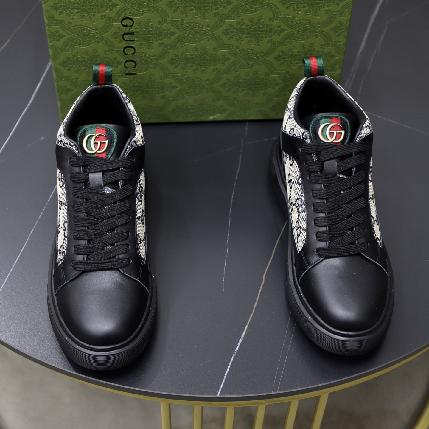 NO:574762,♂♂♂ Brand Gucci GUCCi Standard code 38-44 (customized at 45) The same grade as the official website. Material: original cowhide material spliced ​​with brand cloth. Comfortable and breathable lining. Lightweight and wear-resistant sports outsole. Style category: men's fashionable casual shoes, running, sports shoes, noble luxury brand elements, top luxury, color, actual picture color, gucci, sneakers, cowhide19860909♂♂♂ 品牌古奇GUCCi 标准码38-44（45订做） 等级官网同款 材料原厂牛皮材料拼接品牌布匹 舒适透气内里 轻便耐磨运动大底 款式类别男士时尚休闲鞋 跑步 运动鞋 尊贵奢侈品大牌元素 顶级奢华 颜色实物图片色,,gucci,sneakers,cowhide,Men's shoes