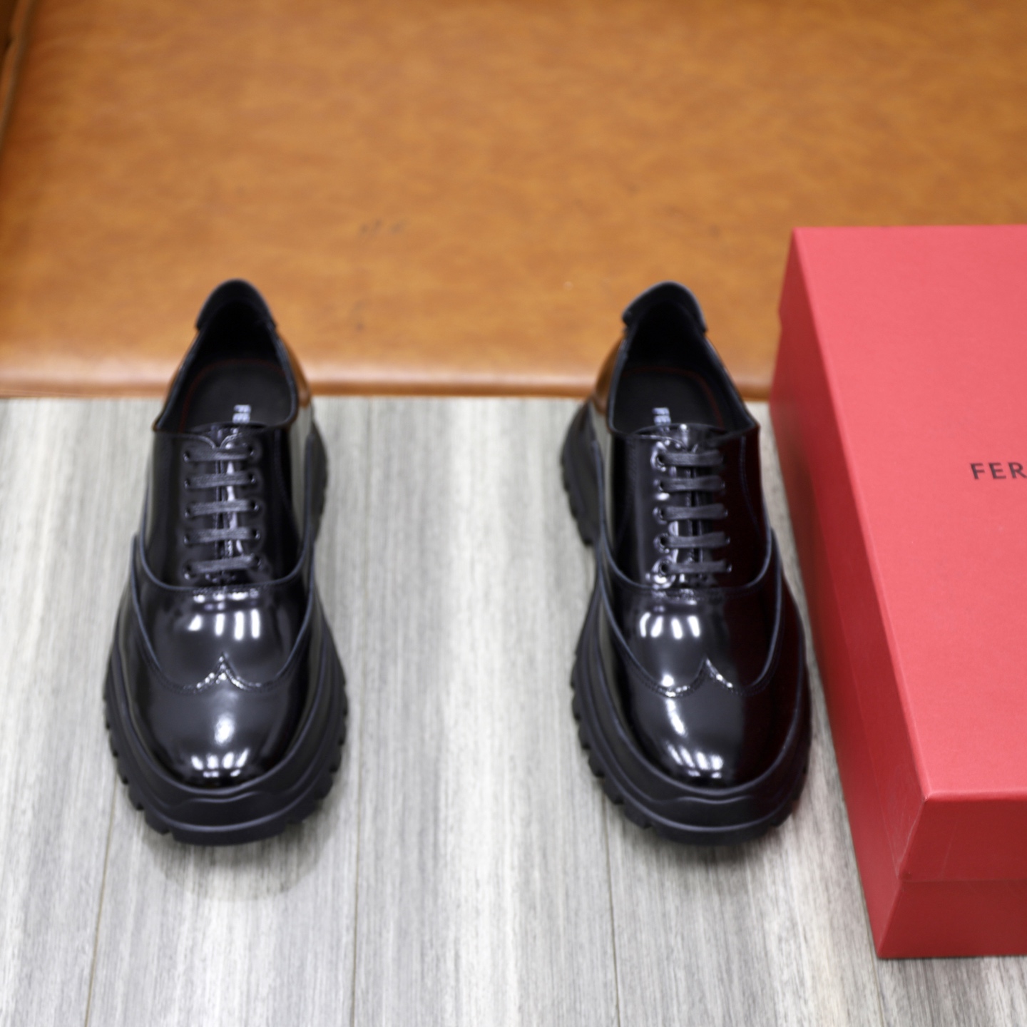 NO:574870,Ferragamo F high-end men's formal shoes and casual leather shoes, a must-have for gentlemen and stylish men. First-layer cowhide upper. You can see the leather texture at a glance. Breathable calfskin lining, rubber non-slip outsole, fine details!  Size39-44 (38.45.46 customized),,ferragamo,cowhide19860909菲拉格慕F高端男士正装鞋休闲皮鞋,绅士臻享 型男必备 头层牛皮鞋面 皮质质感一览无余 小牛皮透气内里,橡胶防滑大底,细节精工细作！ Size39-44（38.45.46定制）,,ferragamo,cowhide,Men's shoes