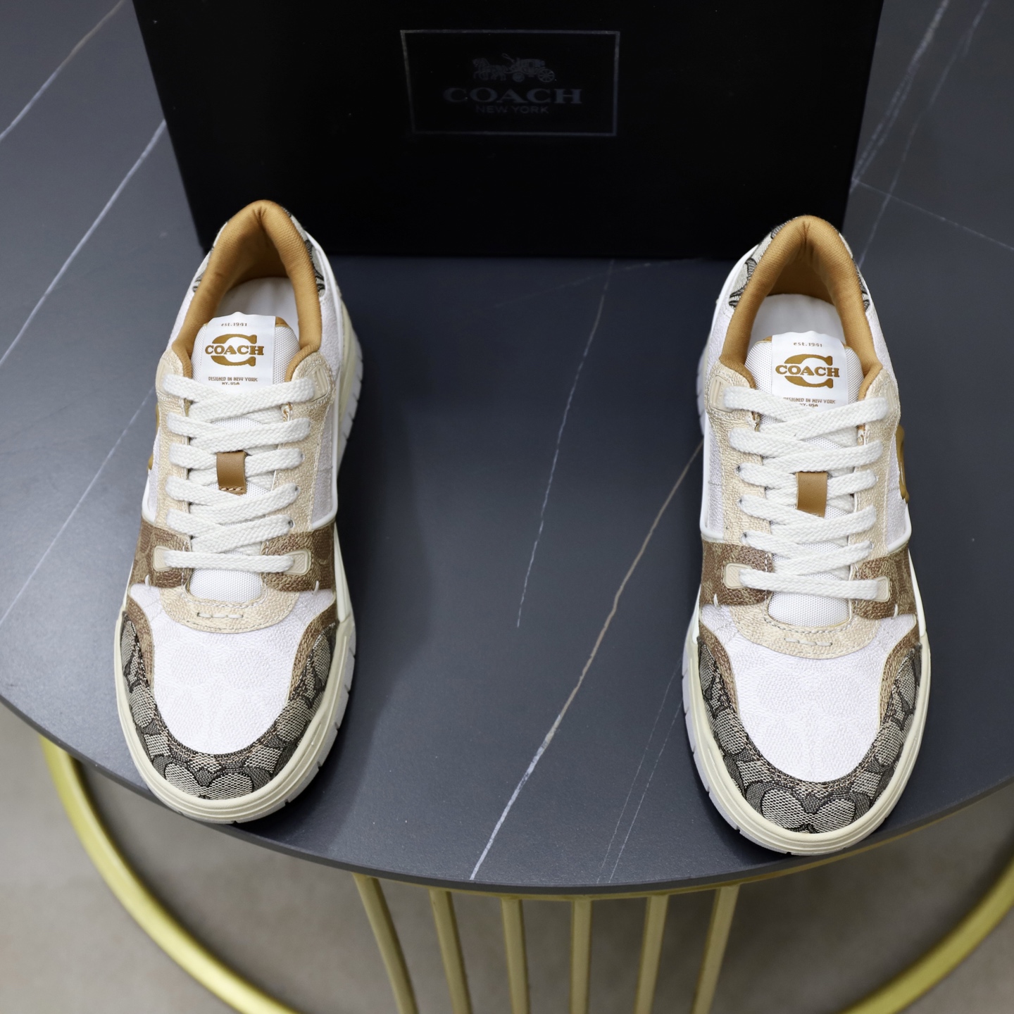 NO:730796,Couple models are new on the official website!  COACH's exclusive new men's low-top casual lace-up sneakers, casual, fashionable and versatile, can be worn in all seasons!  !  Sneakers can be said to be the most popular type of shoe every year. They are a trendy choice for today's young people. This casual men's shoe adopts a convenient lace-up design, which further improves the comfort, fit and breathability of the upper foot!  !  The upper material is imported cowhide!  High-end atmosphere, adding visual layering, more casual and fashionable, showing a fresh and energetic side, breathable mesh interior!  Comfortable on the feet, soft and breathable, official website anti-slip and wear-resistant outsole, multiple colors to choose from!  Sizes 39, 40, 41, 42, 43, 44 standard size (38 45 customized) women's size: 36 37 38 39 40 (35 41 customized),,coach,coach,cowhide19860909情侣款官网上新！COACH蔻驰独家新款男士低帮休闲系带板鞋,休闲时尚百搭款,四季可穿！！板鞋可以说是每年最流行的一款鞋了,适合现在年轻人的潮流选择,这款休闲男鞋采用便捷的系带设计,更加提升上脚舒适贴合度,透气度！！鞋面材质进口牛皮！高端大气,增添视觉上的层次感,更加休闲时尚,展现出清新活力的一面,内里透气网里 ！上脚舒适,柔软透气,大底官网防滑耐磨大底,多色选！尺码39、40、41、42、43、44标准码（38 45定做）女码:36 37 38 39 40(35 41定做),,coach,coach,cowhide,Men's shoes